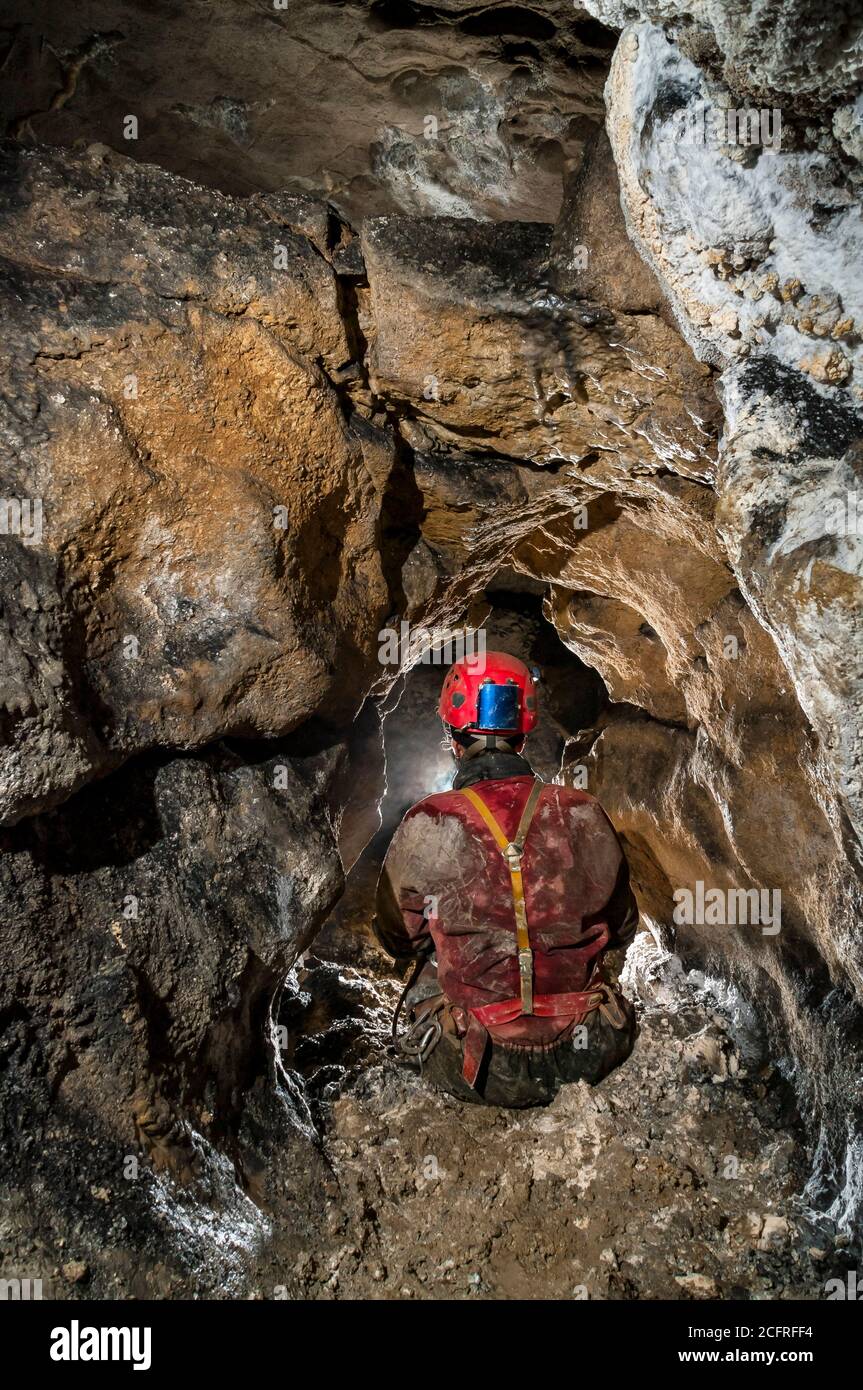 Phreatische Passage mit einem Doppeldach in einem hochgelegenen Abschnitt von Peak Cavern, Castleton, Derbyshire Stockfoto