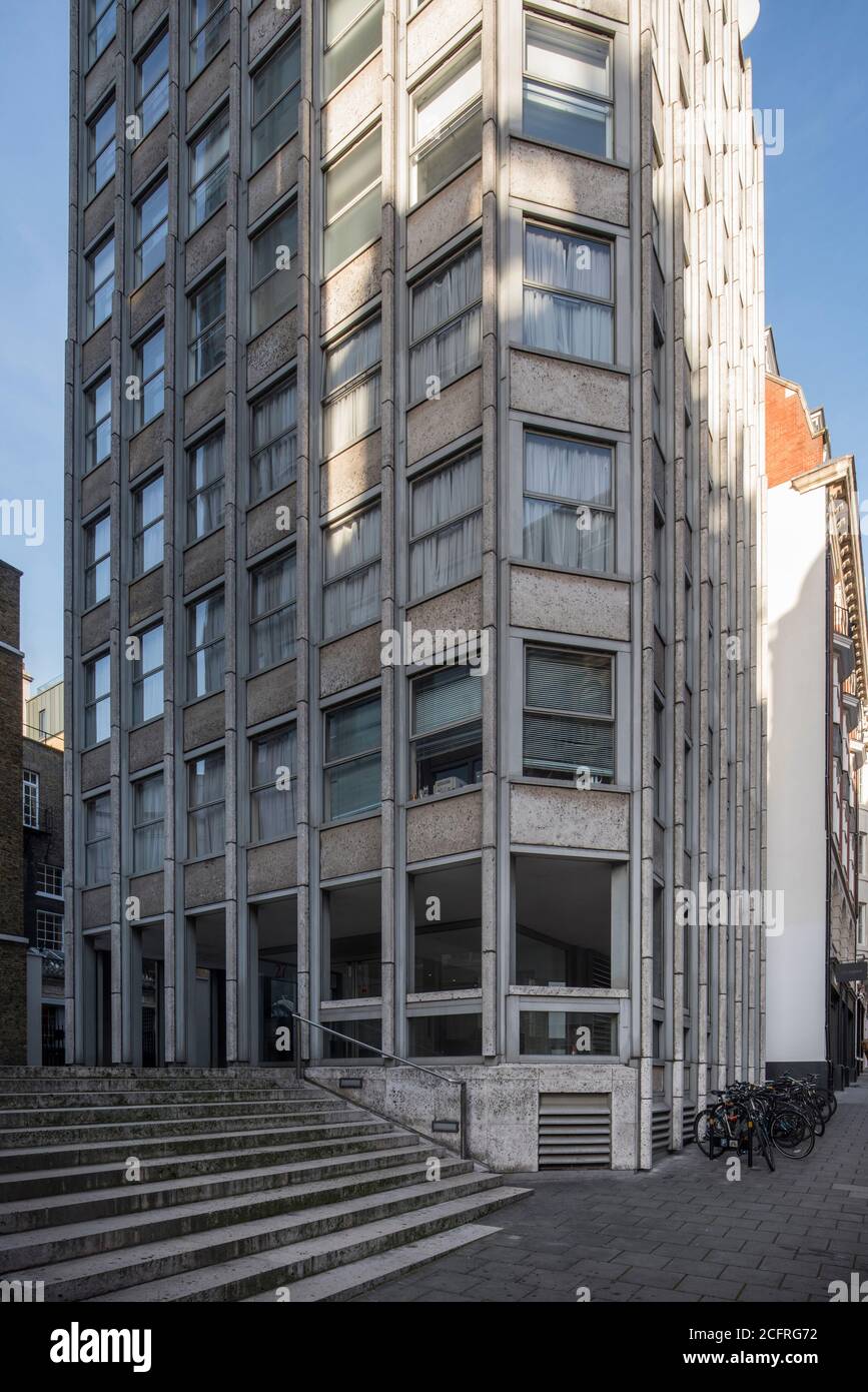 Blick auf den Wohnblock, von Bury Street, betont die Vertikalität der Struktur, vor der Renovierung. The Economist Building, London, Stockfoto