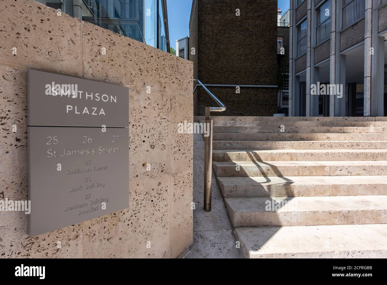 Die renovierten Stufen an der Bury Street führen in die umbenannte plaza, The Smithson. The Economist Building, London, Großbritannien. Architekt: Alison & Peter Stockfoto