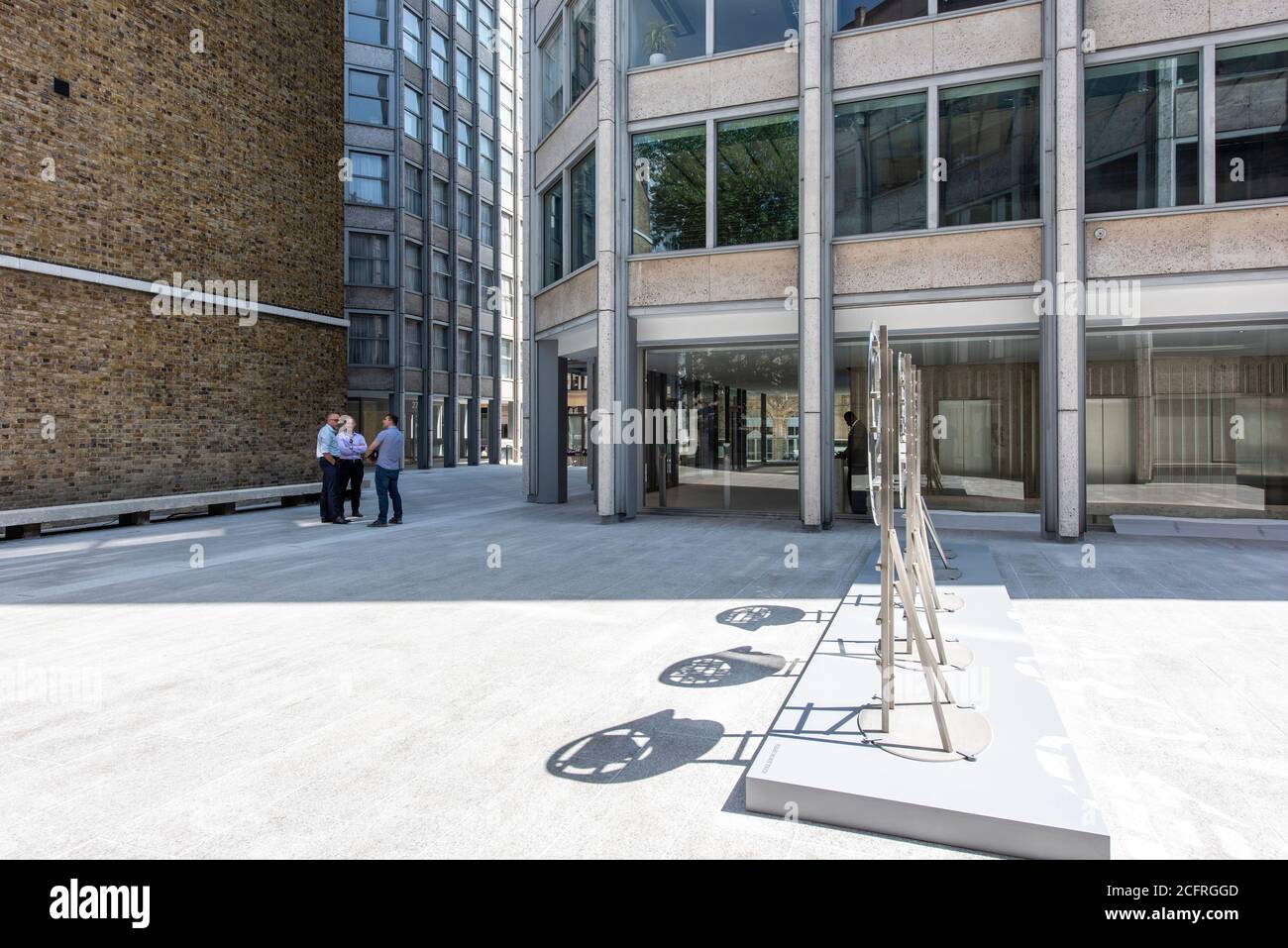 Renoviert und umbenannt plaza, The Smithson, Blick durch den Hauptturm und Wohnturm auf der linken Seite. The Economist Building, London, United K Stockfoto