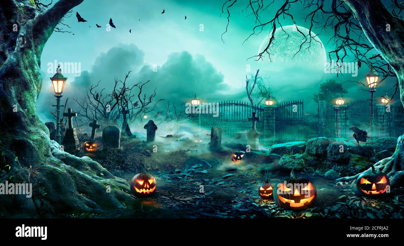 Jack O' Laternen im Friedhof in der gruseligen Nacht - Halloween Hintergrund Stockfoto