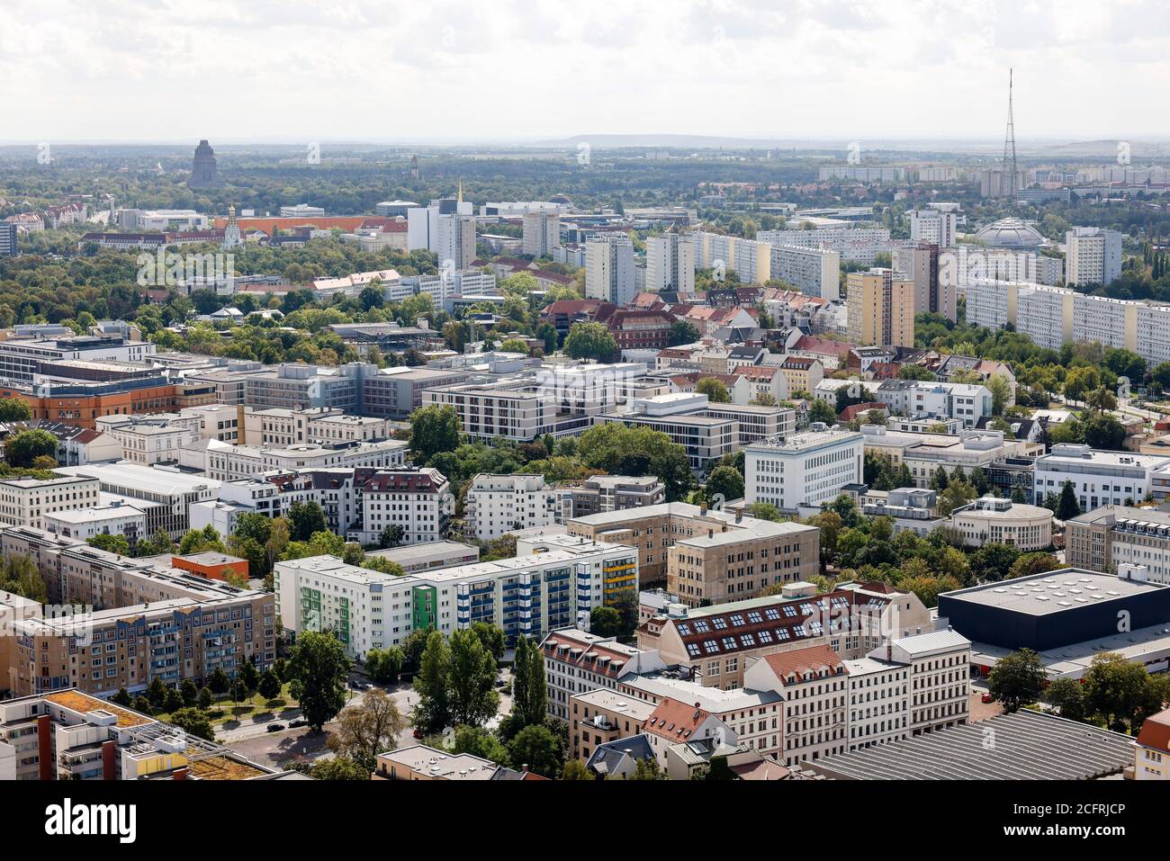 Leipzig, Sachsen, Deutschland - Stadtübersicht mit Blick auf die südlichen Vororte, Marienbrunn, Connewitz, links: Völkerschlachtdenkmal, rechts Stockfoto