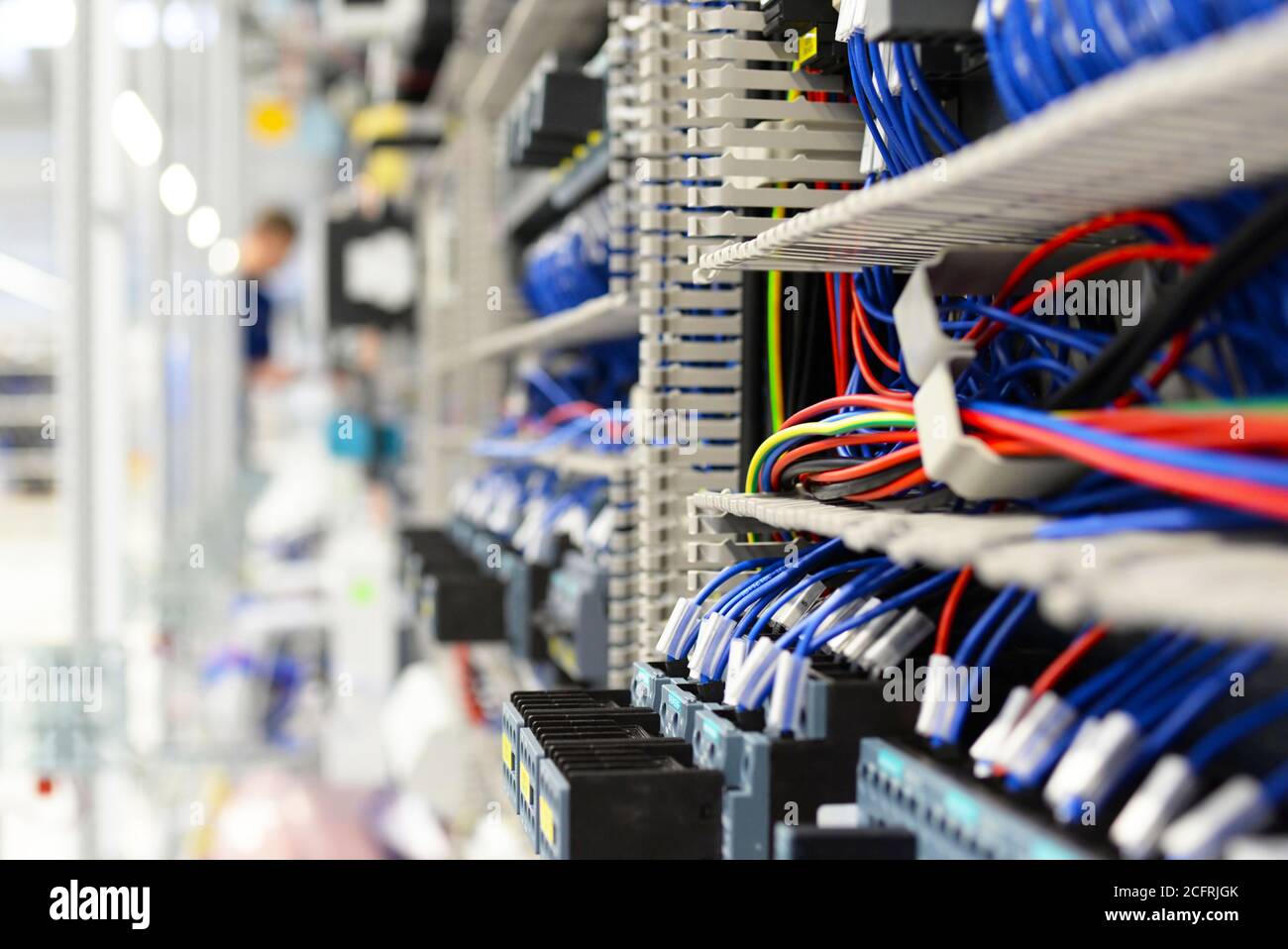 Kabel und Leitungen von einer industriellen Anlage - Fertigung und Montage von Mikroelektronik in ein High-tech-Werk Stockfoto
