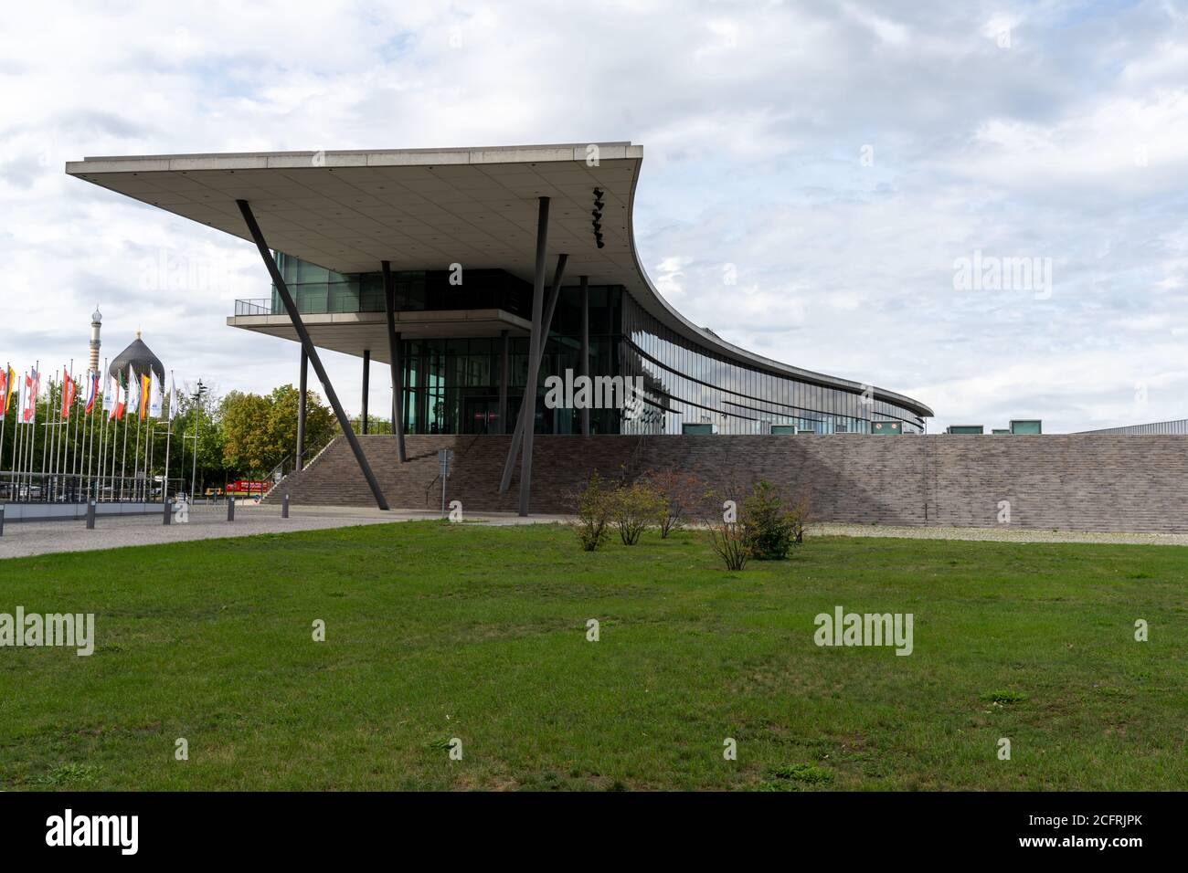 Dresden, Sachsen / Deutschland - 3. September 2020: Das Internationale Kongresszentrum in Dresden Stockfoto