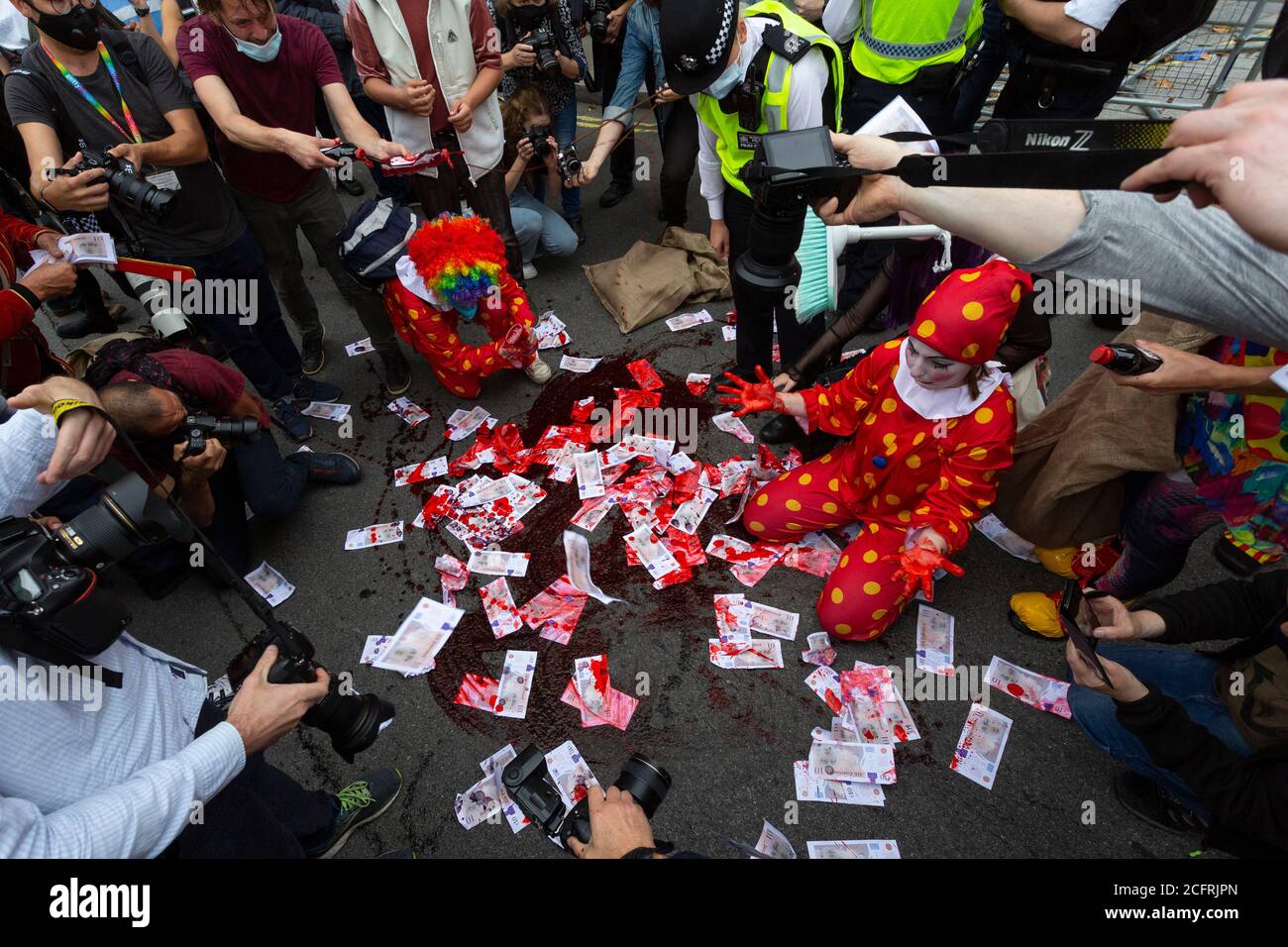In gefälschtem Blut getränkte Geldmenge, Demonstration des 'Carnival of Corruption' Extinction Rebellion, Whitehall, London, 3. September 2020 Stockfoto