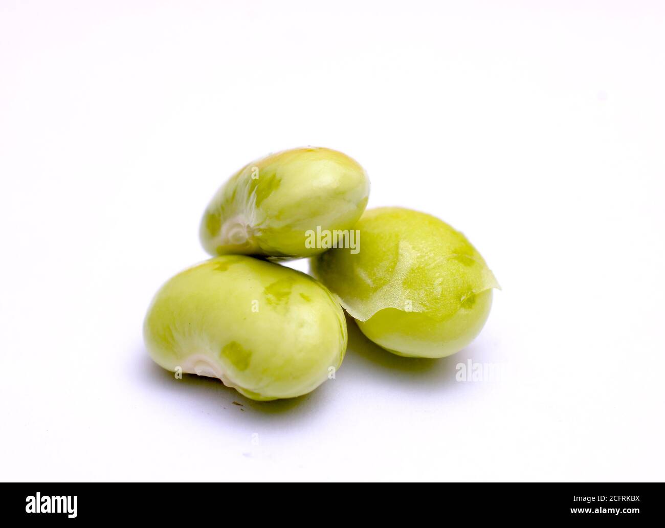 Grüne Erbsen auf einem weißen Hintergrundbild Stockfoto