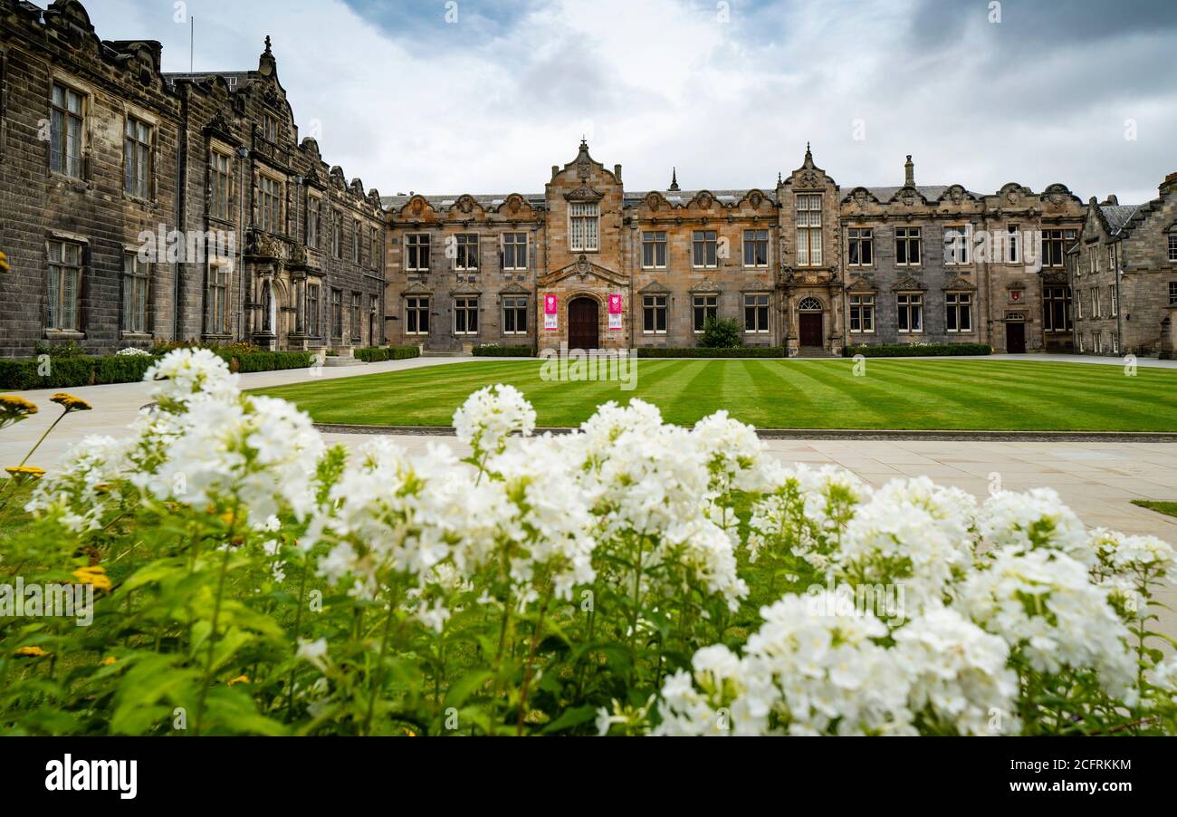 St Andrews, Schottland, Großbritannien. September 2020. Die Startwoche beginnt an der University of St Andrews in Fife. Ausländische und einheimische Studenten kommen diese Woche in der Stadt an. Viele Studenten werden von ihren Eltern begleitet und haben den alten Universitätscampus und die wichtigsten Sehenswürdigkeiten der Stadt erkundet. Bild; Gesamtansicht des St. Salvator's Quad. Iain Masterton/Alamy Live News Stockfoto