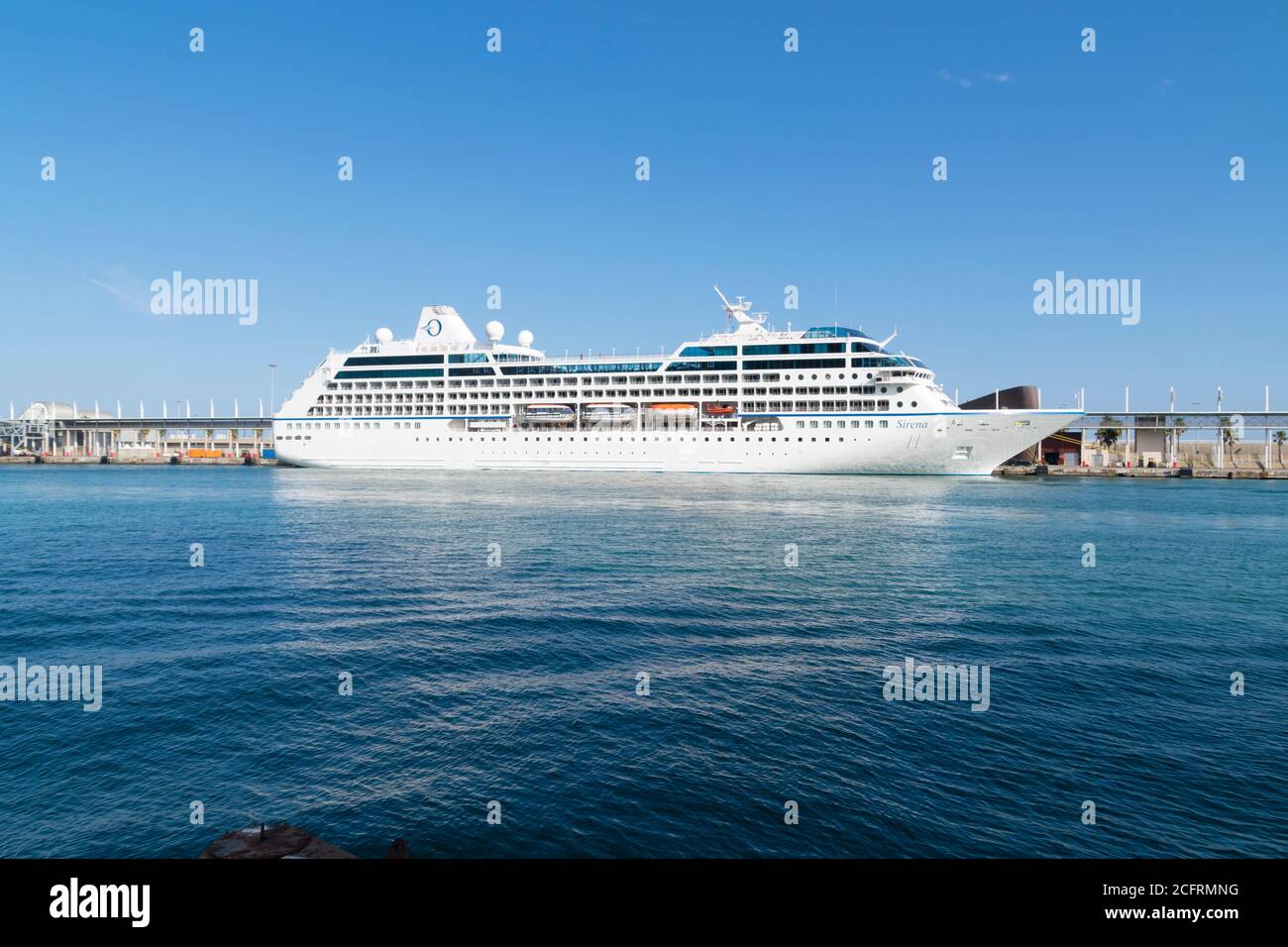 Das Kreuzfahrtschiff Sirena der Reederei Oceania Cruises dockte im Hafen von Barcelona an. September 19, 2019. Stockfoto
