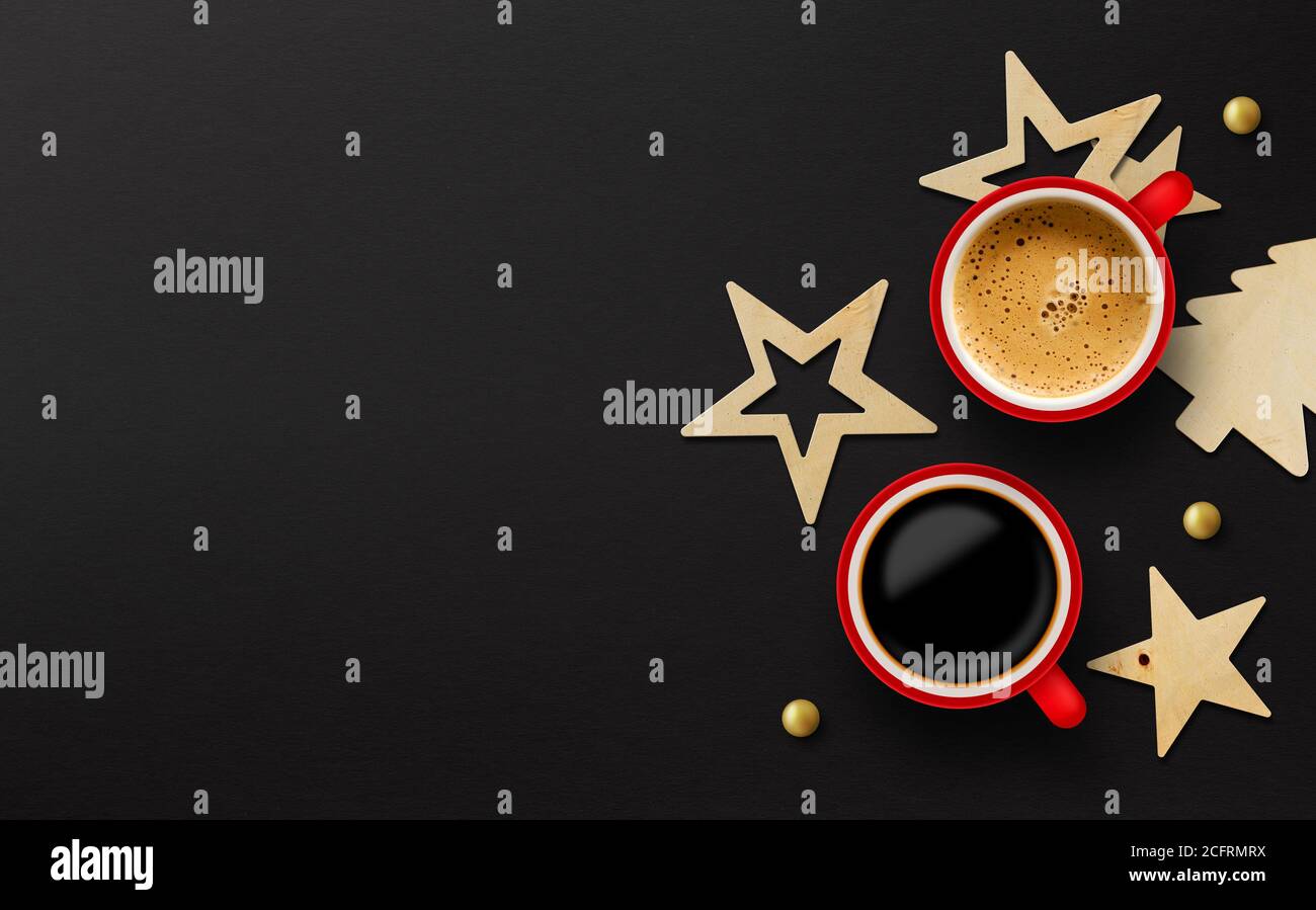Zwei rote Tasse Kaffee und weihnachtsdekoration auf schwarz Papierhintergrund Stockfoto