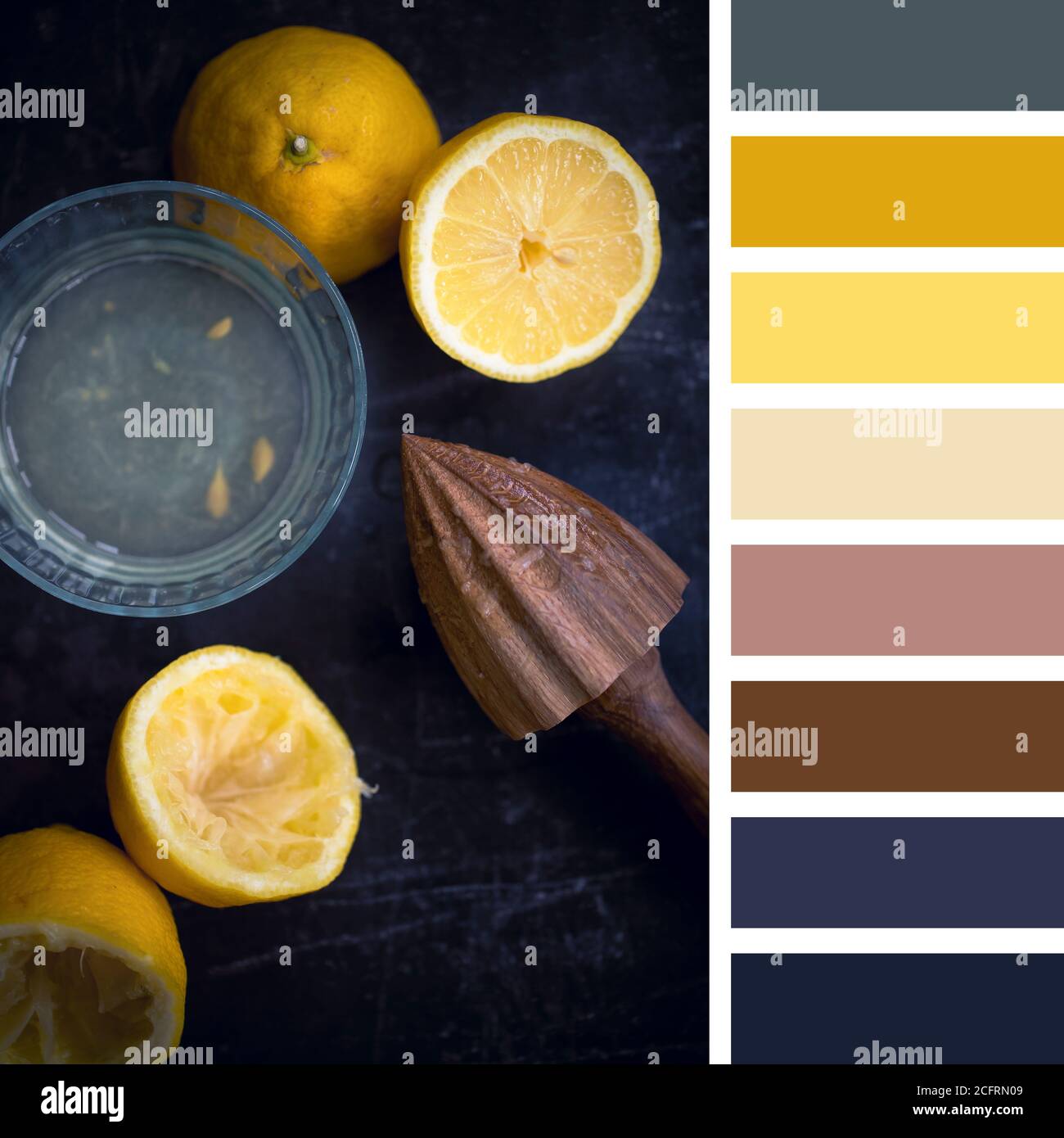 Zitronen mit einem Holzentsafter entsaften, in einer Farbpalette mit kostenlosen Farbfeldern. Stockfoto