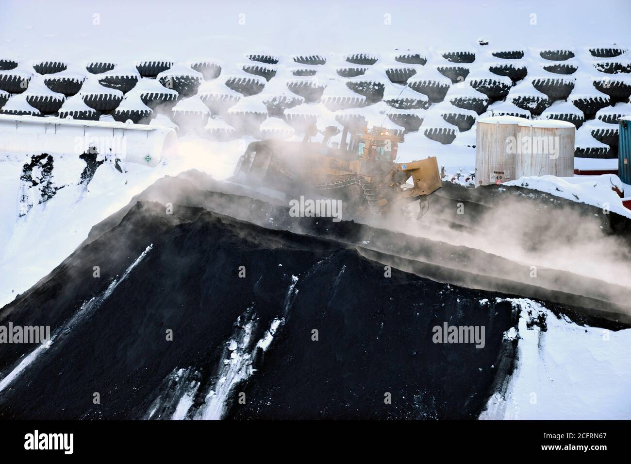 Ein Bulldozer, der auf einem heißen Kohlenstapel arbeitet Die Kohlemine in der Nähe von Cadomin Alberta Canada Stockfoto