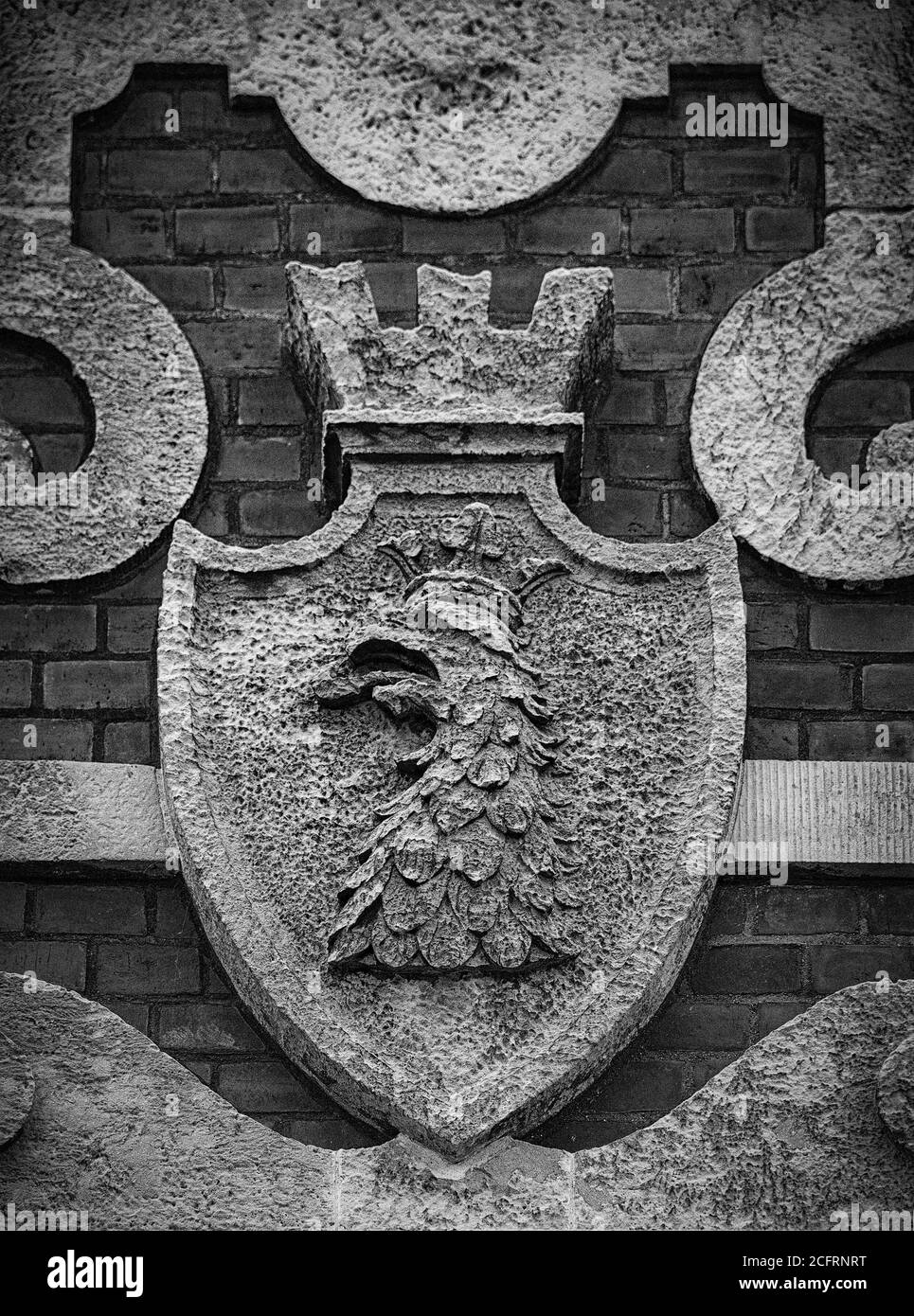 Ein Kamm von Skane auf dem prächtigen Tranchell-Haus auf dem Eckgrundstück am inneren Hafen in Landskrona. Stockfoto