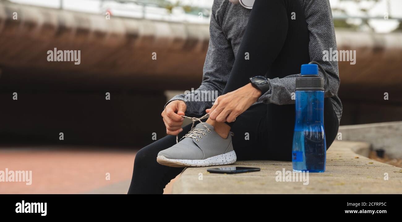 Frau trainieren im Freien in der Stadt Stockfoto