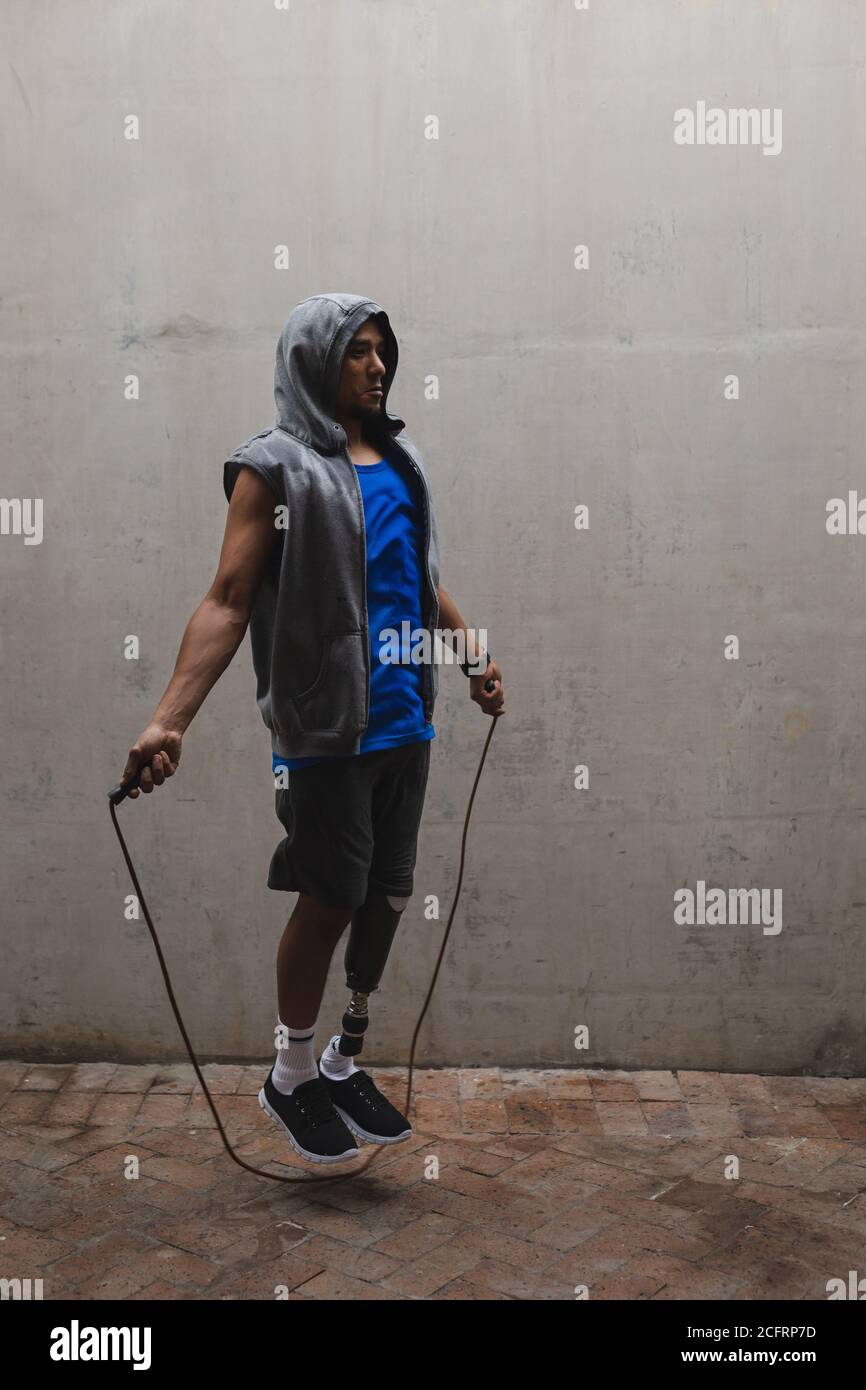 Mann mit prothetischen Bein Durchführung Springseil Übung Stockfoto