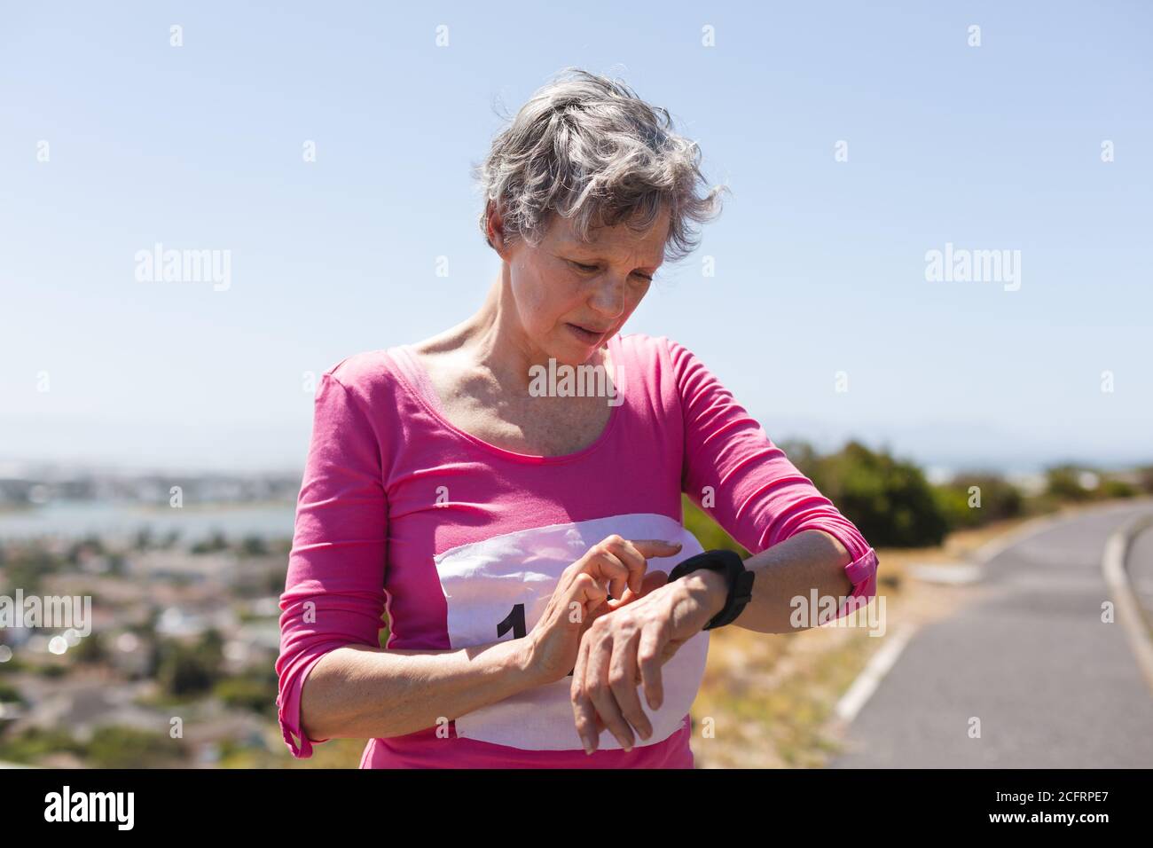 Ältere Frau mit smartwatch Stockfoto