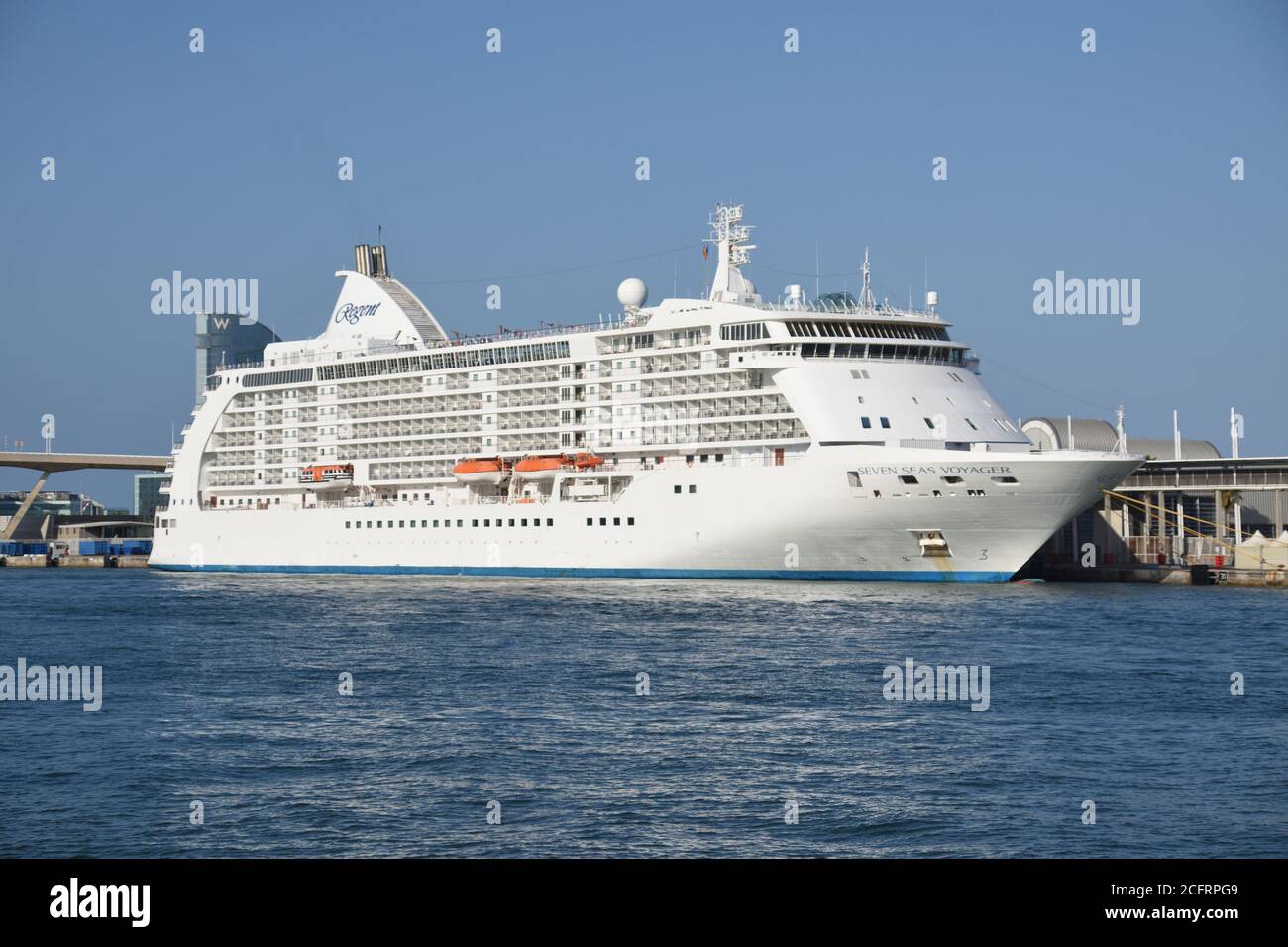 Seven Seas Voyager Kreuzfahrtschiff der Regent Seven Seas Voyager Gesellschaft dockte im Hafen von Barcelona an. Juli 31, 2019. Stockfoto