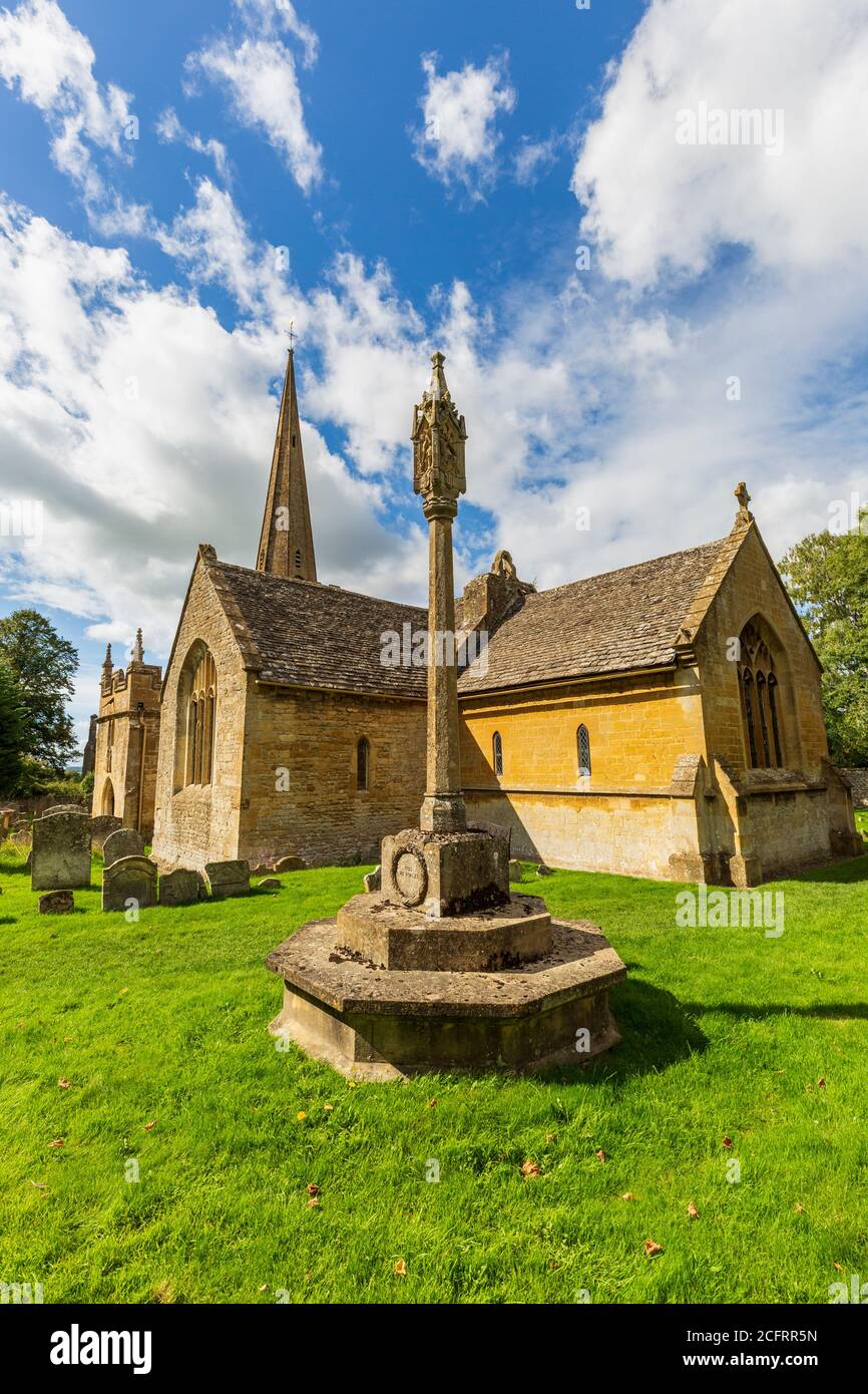 Das Kriegsdenkmal vor der Kirche St. Michael and All Angels im Cotswold-Dorf Stanton, Gloucestershire, England Stockfoto