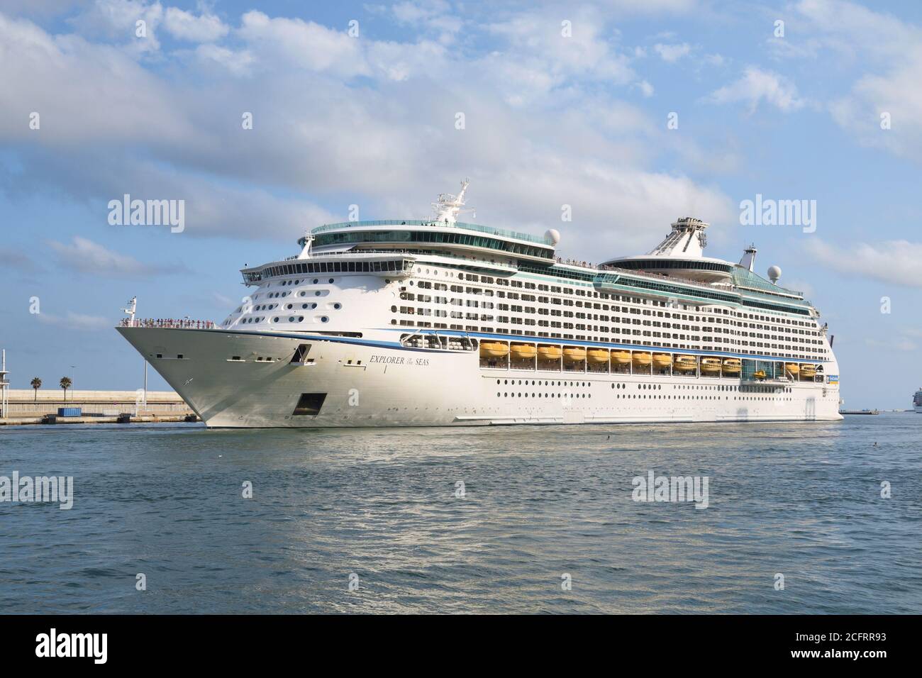Kreuzfahrtschiff Explorer of the Seas der Royal Caribbean International Gesellschaft verlassen den Hafen von Barcelona. Juli 27, 2019. Stockfoto
