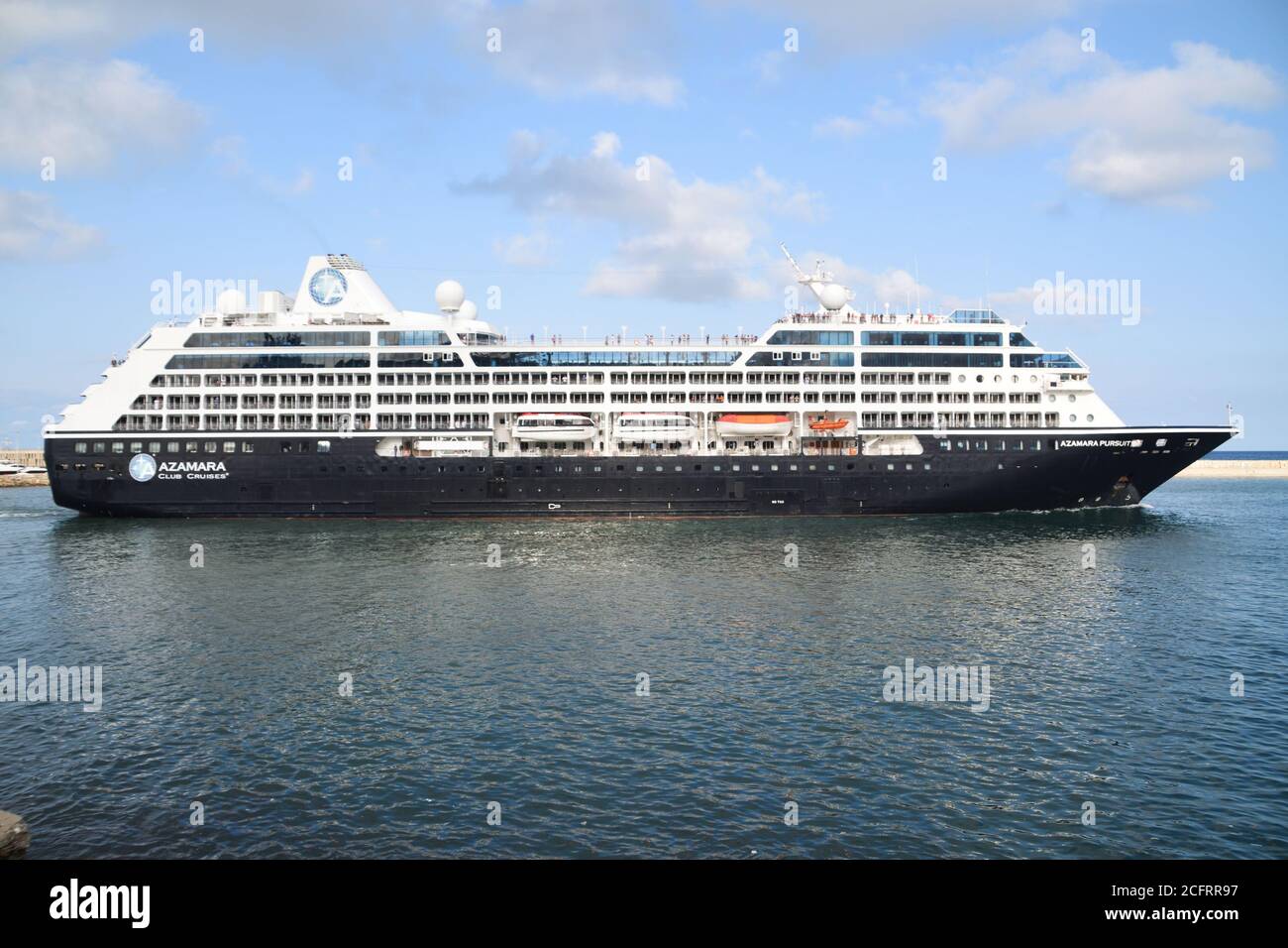 Kreuzfahrtschiff Azamara Verfolgung der Azamara Club Cruises Unternehmen verlassen den Hafen von Barcelona. Juli 27, 2019. Stockfoto