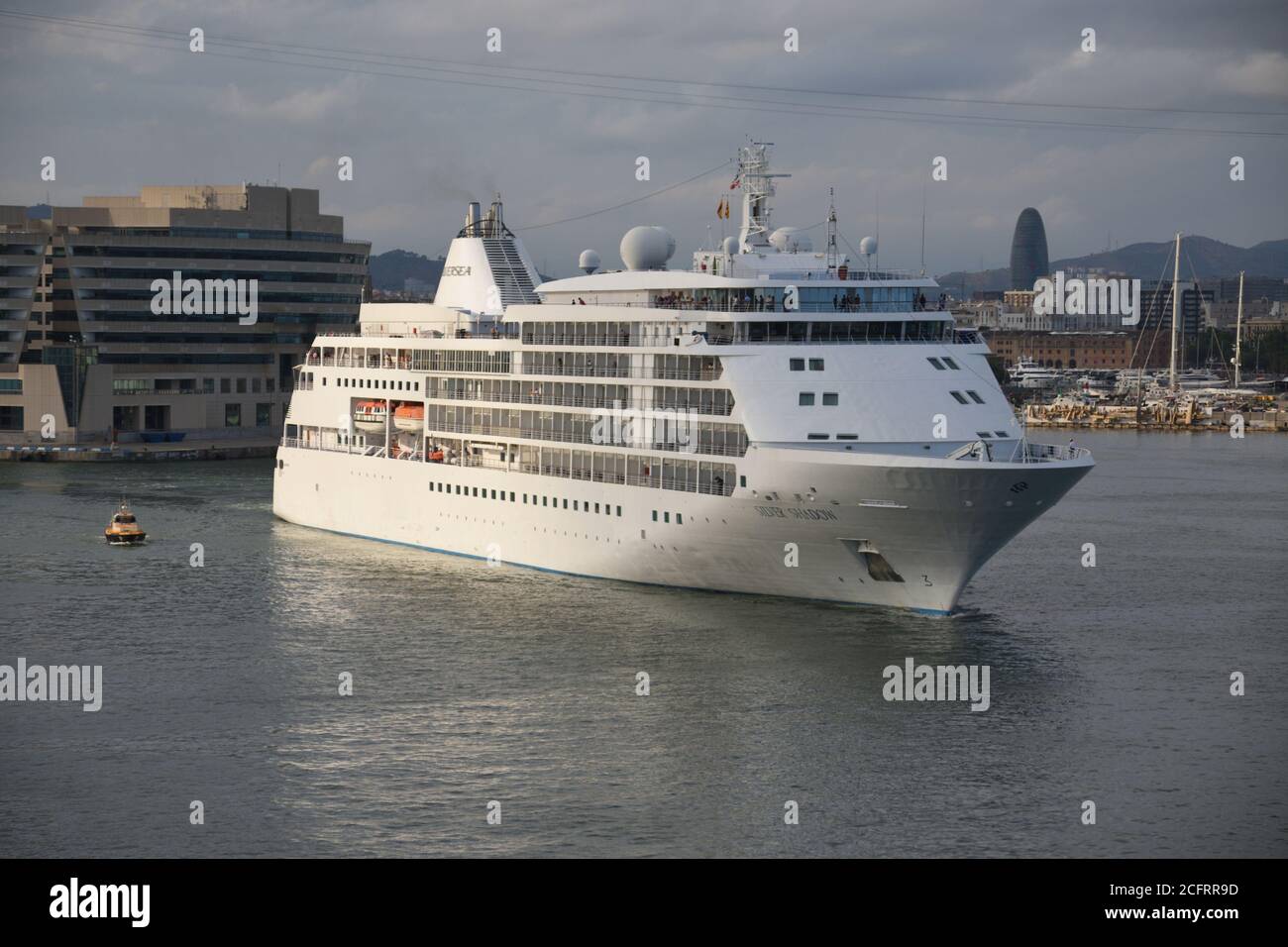 Kreuzfahrtschiff Silver Shadow der Firma Silver Cruises verlässt den Hafen von Barcelona. Juli 27, 2019. Stockfoto