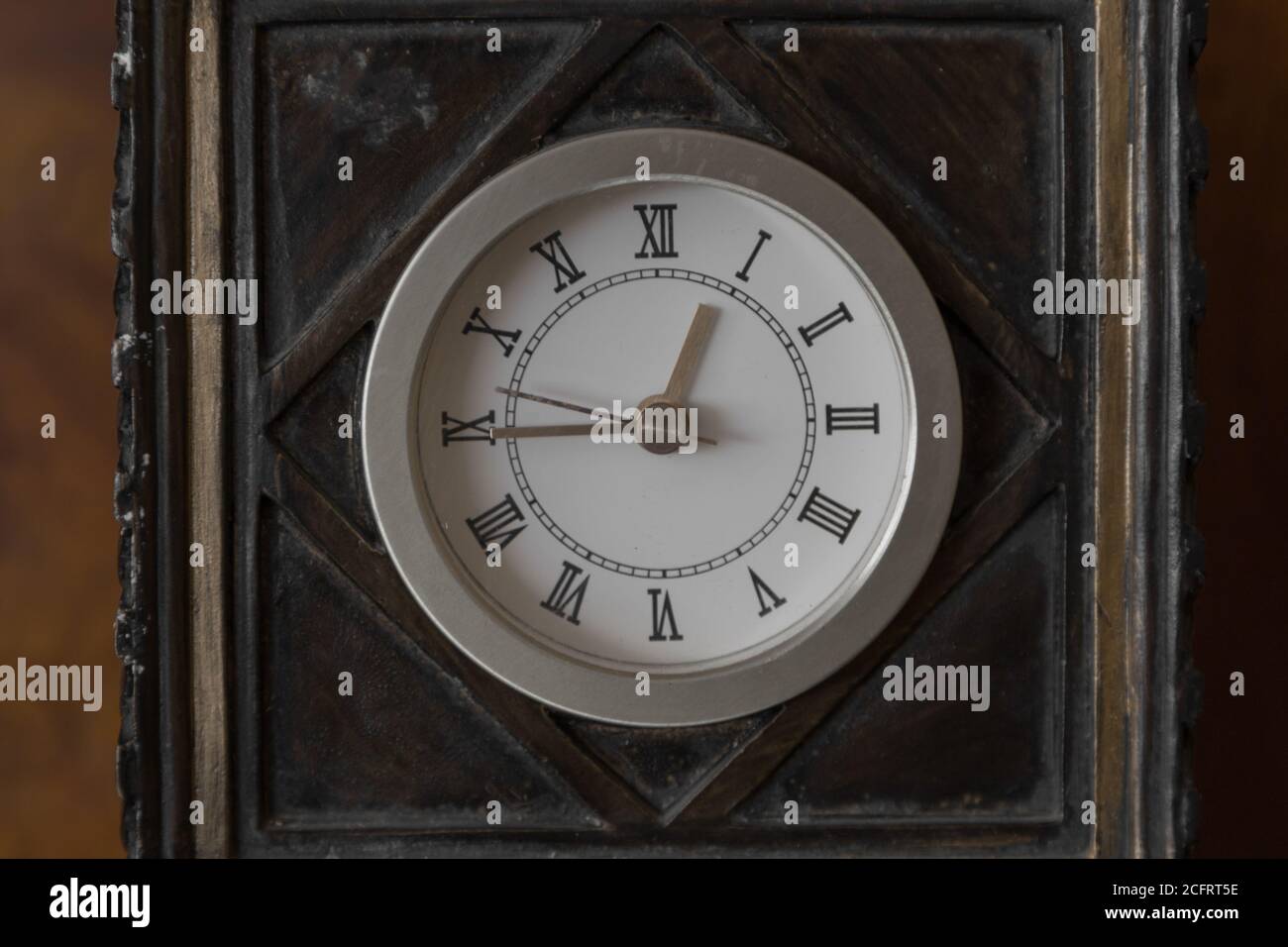 Schwarz mit silberner quadratischer Uhr mit römischen Ziffern Stockfoto