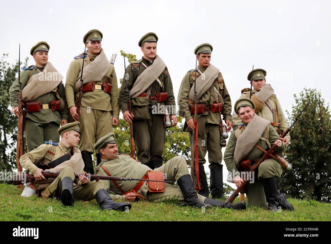 Die Soldaten des Russischen Reiches des frühen 20. Jahrhunderts mit den Gewehren während des Stadttages von Moskau im Mitino-Park, die Rekonstruktion des Ersten Weltkrieges Stockfoto