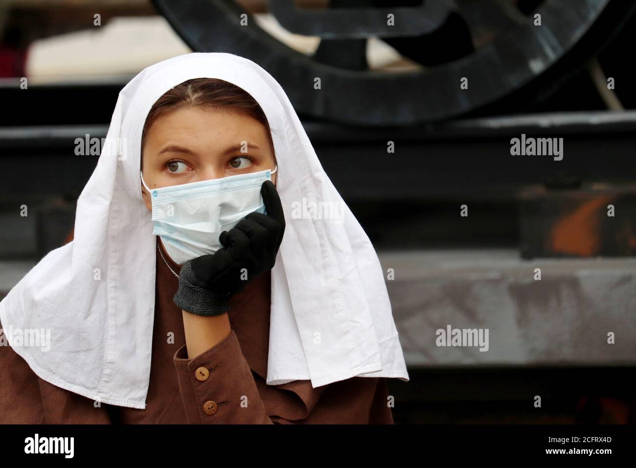 Krankenschwester des frühen 20. Jahrhunderts in Gesichtsmaske in der Nähe des Feldes Militärkrankenhaus während des Stadttages von Moskau. Historische Rekonstruktion des Ersten Weltkriegs Stockfoto