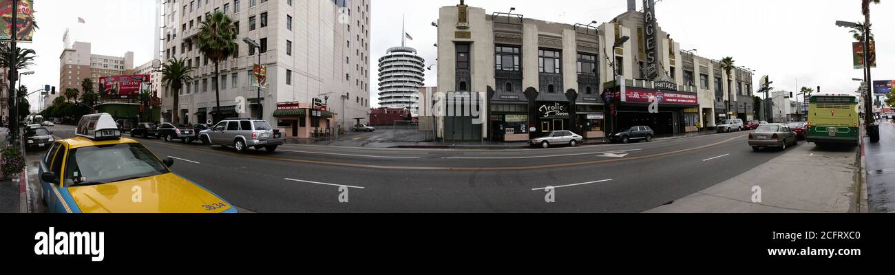 Los Angeles, Kalifornien, USA - Oktober 2004: Panorama-Archivansicht von Gebäuden und Geschäften auf dem Hollywood Blvd in der Nähe der Vine Street. Stockfoto