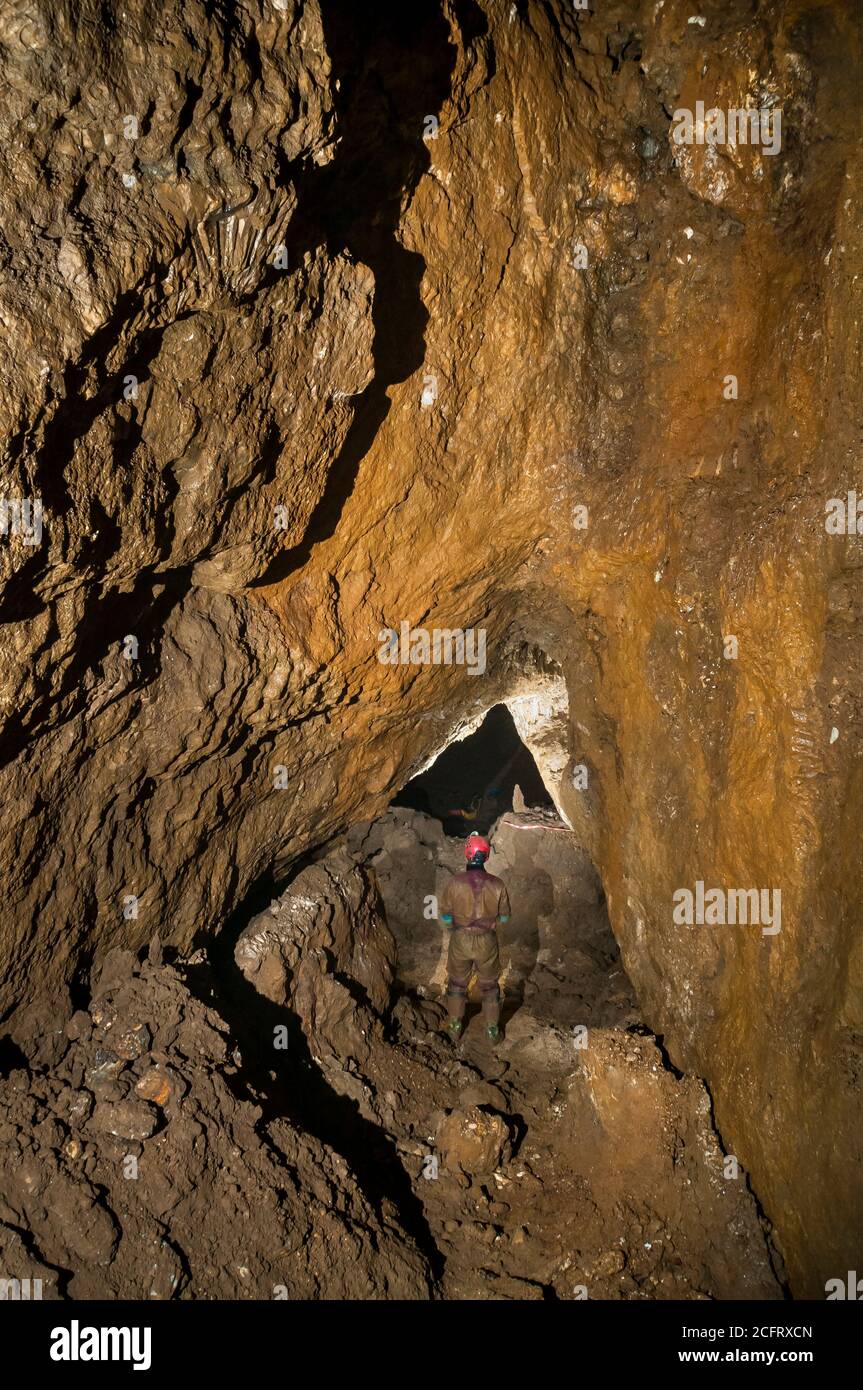 Gewölbte Venenhöhle in einem alten Abschnitt der Speedwell Mine in Castleton, Derbyshire Stockfoto