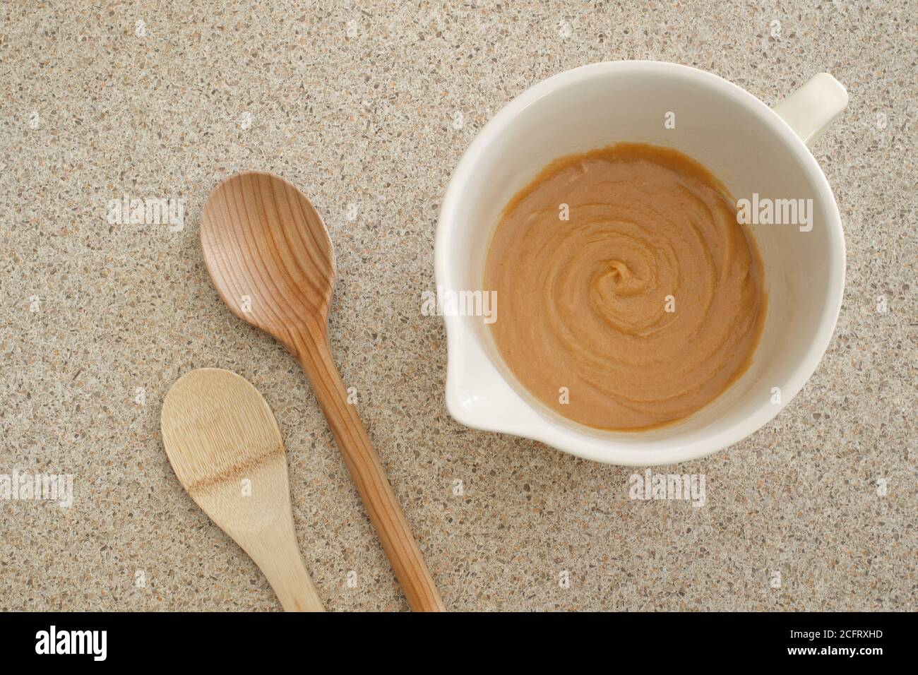 Erdnussbutter Mix Rezept in Keramik-Rührschüssel Stockfoto