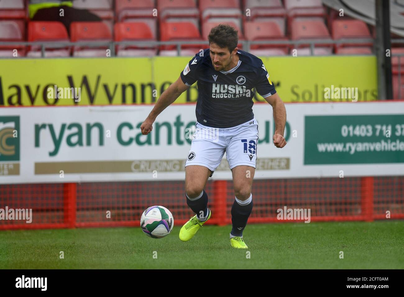 Ryan Leonard (18) von Millwall FC mit dem Ball Stockfoto