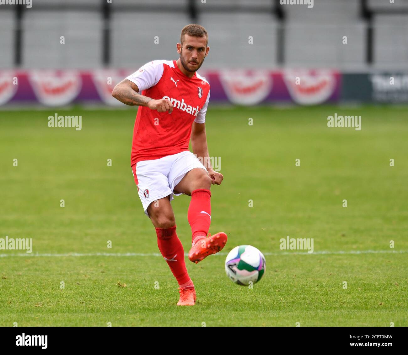 Joe Mattock (3) von Rotherham United übergibt den Ball Stockfoto