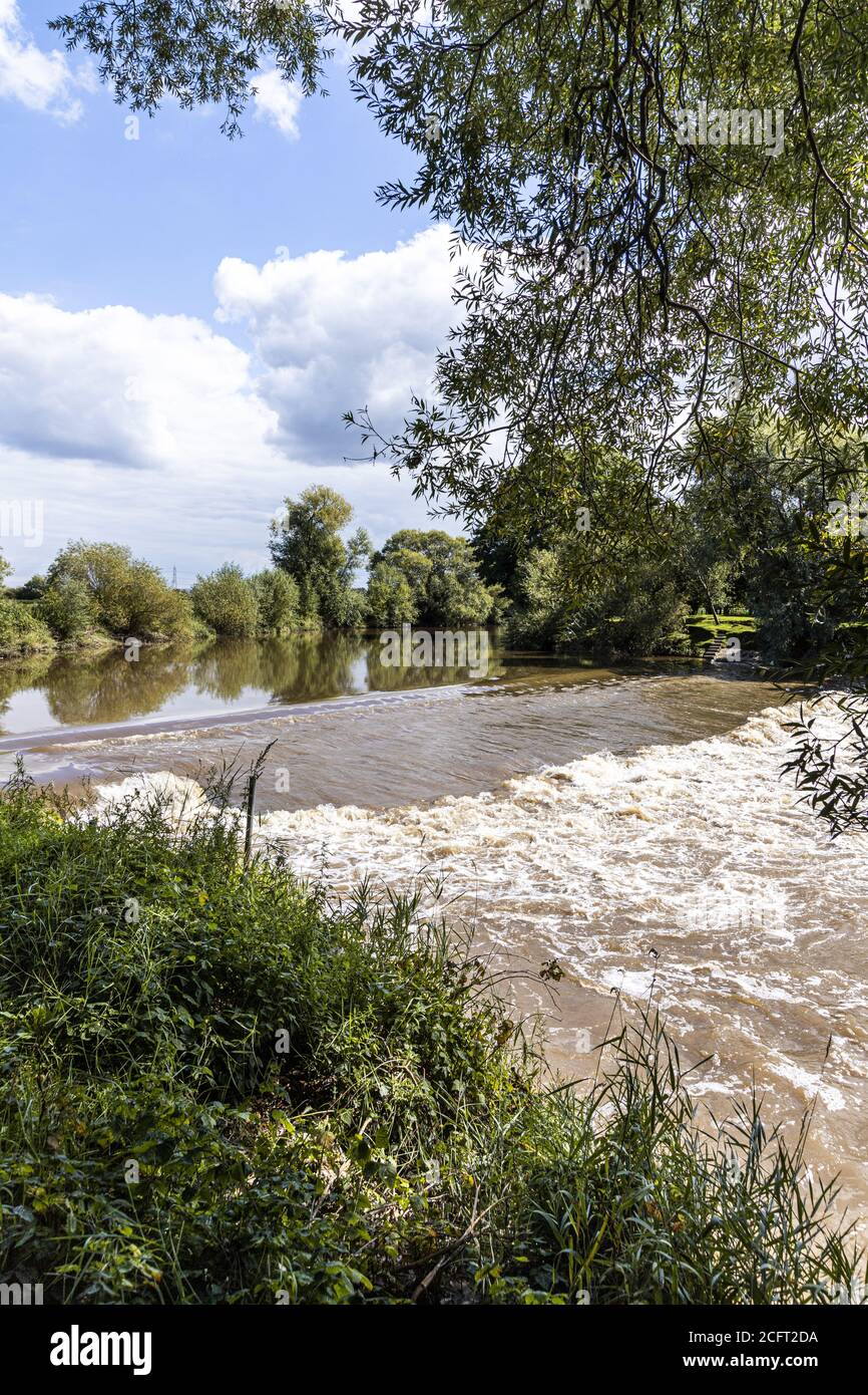Das Wehr am Fluss Severn bei Upper Parting in der Nähe des Dorfes Maisemore in Severn Vale, Gloucestershire, Großbritannien Stockfoto