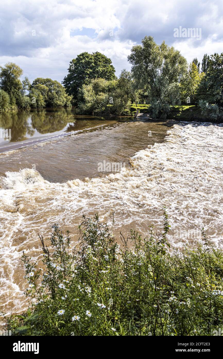 Das Wehr am Fluss Severn bei Upper Parting in der Nähe des Dorfes Maisemore in Severn Vale, Gloucestershire, Großbritannien Stockfoto