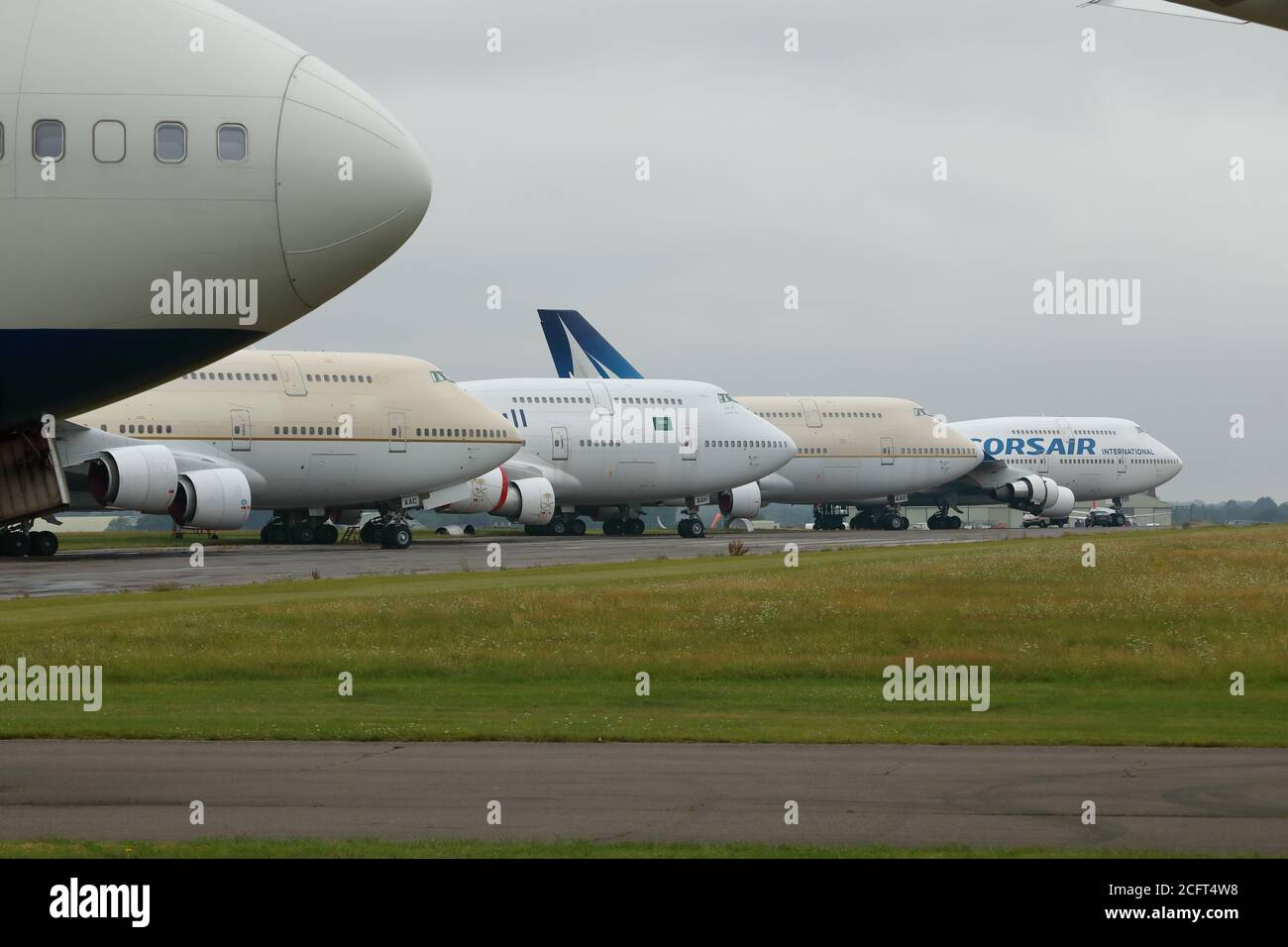 Eine Reihe von Jumbo-Jets vom Typ Boeing 747, die nicht mehr in Betrieb genommen wurden und am Cotswold Airport, Gloucestershire, Großbritannien, gelagert werden. Stockfoto