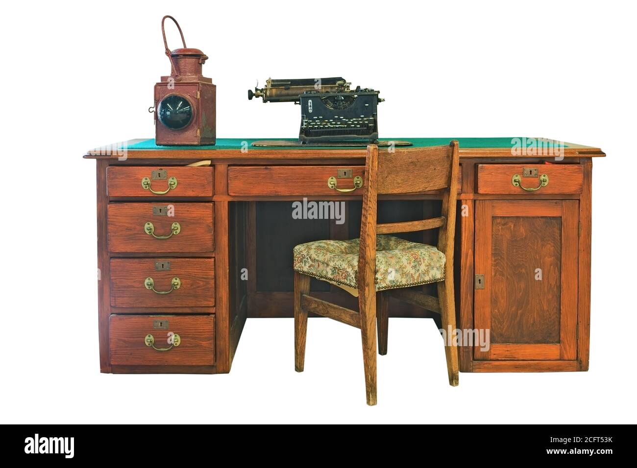 Alter Tisch, Stuhl und Schreibmaschine isoliert auf weißem Hintergrund Stockfoto