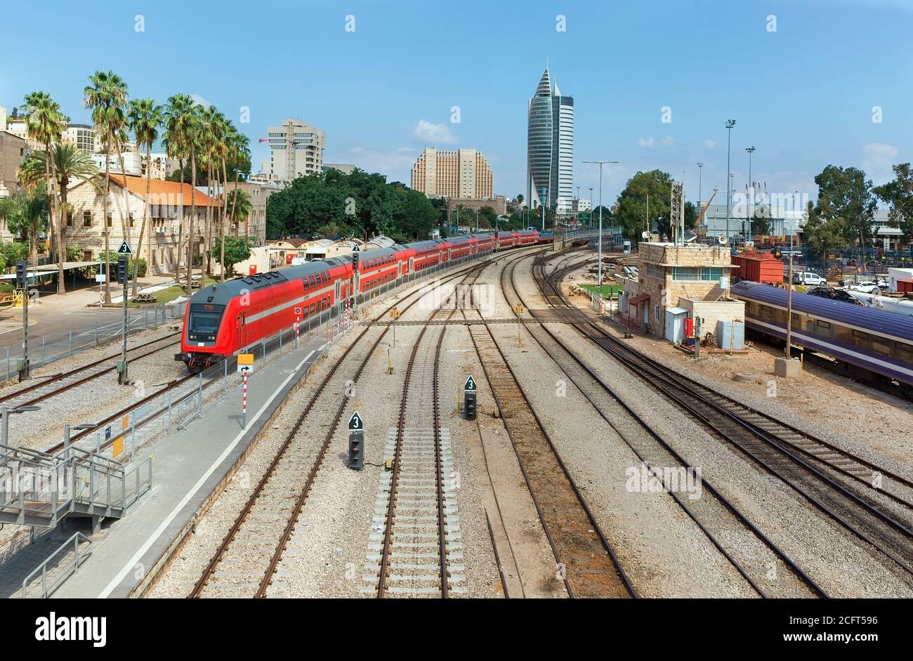 Zug auf der Eisenbahn in Haifa, Israel Stockfoto