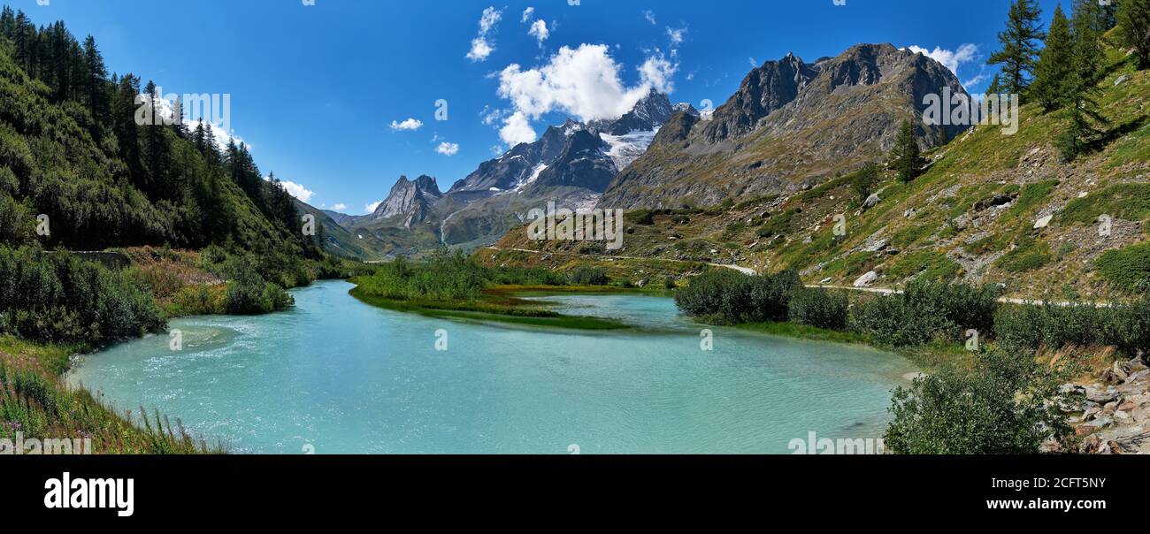 Panoramablick auf die italienischen Alpen vom Mont-Blanc-Massiv mit dem Vinschgau und dem Combal-See im Sommer, Courmayeur, Aosta, Italien Stockfoto