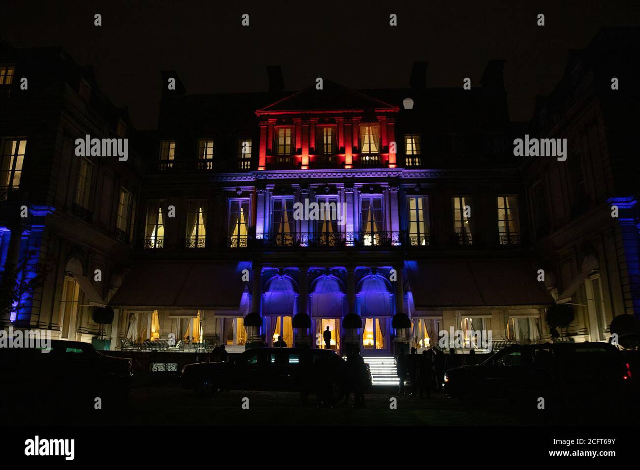 Präsident Donald J. Trump und First Lady Melania Trump treffen am Freitag, 9. November 2018, in Paris, Frankreich, in der Residenz des Botschafters ein. (Offizielles Foto des Weißen Hauses von Shealah Craighead) Stockfoto