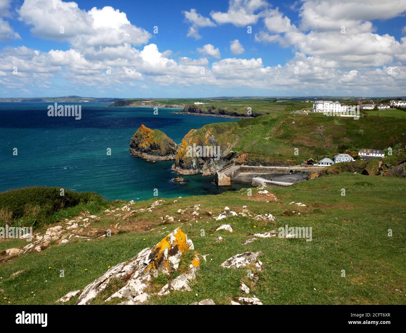 Türkisfarbenes Wasser in dieser Ansicht von Mullion, Cornwall. Stockfoto