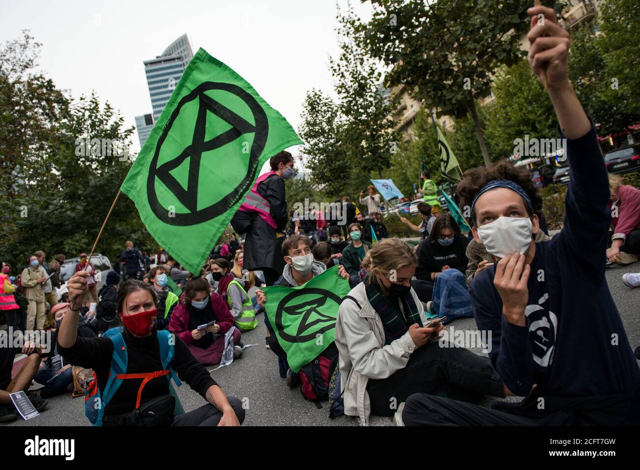 Warschau, Polen. September 2020. Während der Demonstration winken Protestierende die Rebellion-Flaggen.Aktivisten der Extinction Rebellion und der ökologischen Bewegung blockierten die Straßen Warschaus und forderten die Ankündigung eines "Klimaalarms" in Polen. Die Polizei intervenierte. Mehrere Demonstranten wurden festgenommen. Kredit: SOPA Images Limited/Alamy Live Nachrichten Stockfoto