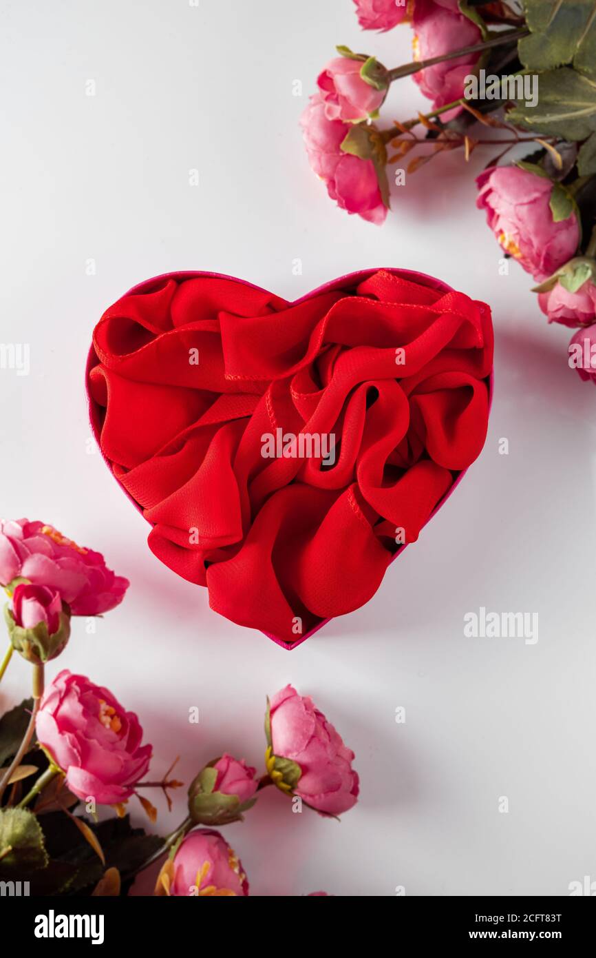 Weisses Herz Umgeben Von Weissen Blumen Stockfotos Und Bilder Kaufen Alamy