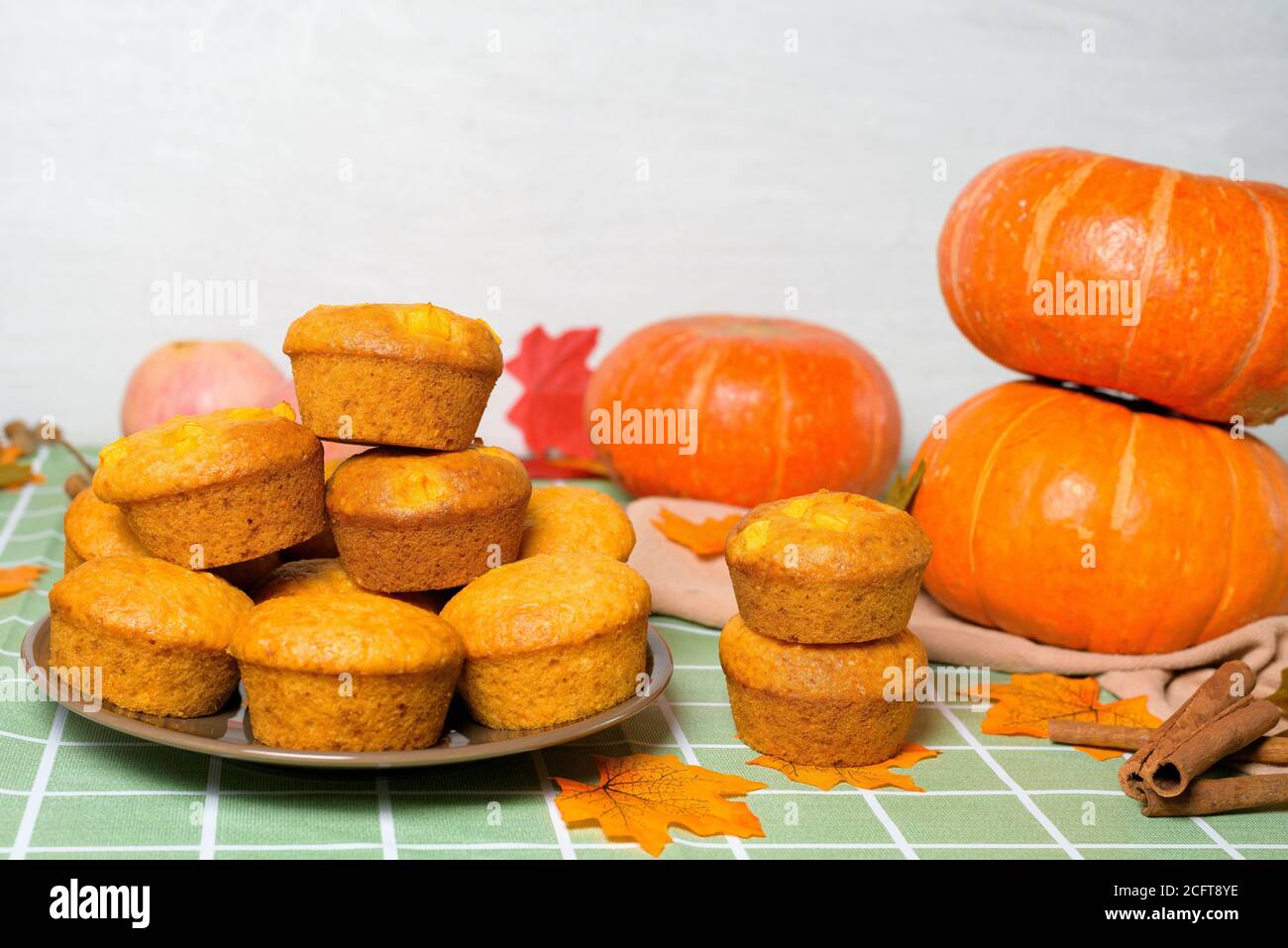 Herbstbacken Kürbis Cupcakes mit frischen saisonalen Kürbis und Zimt-Gewürzen. Von oben. Herbstkomposition mit Kürbissen und gelben Blättern Stockfoto