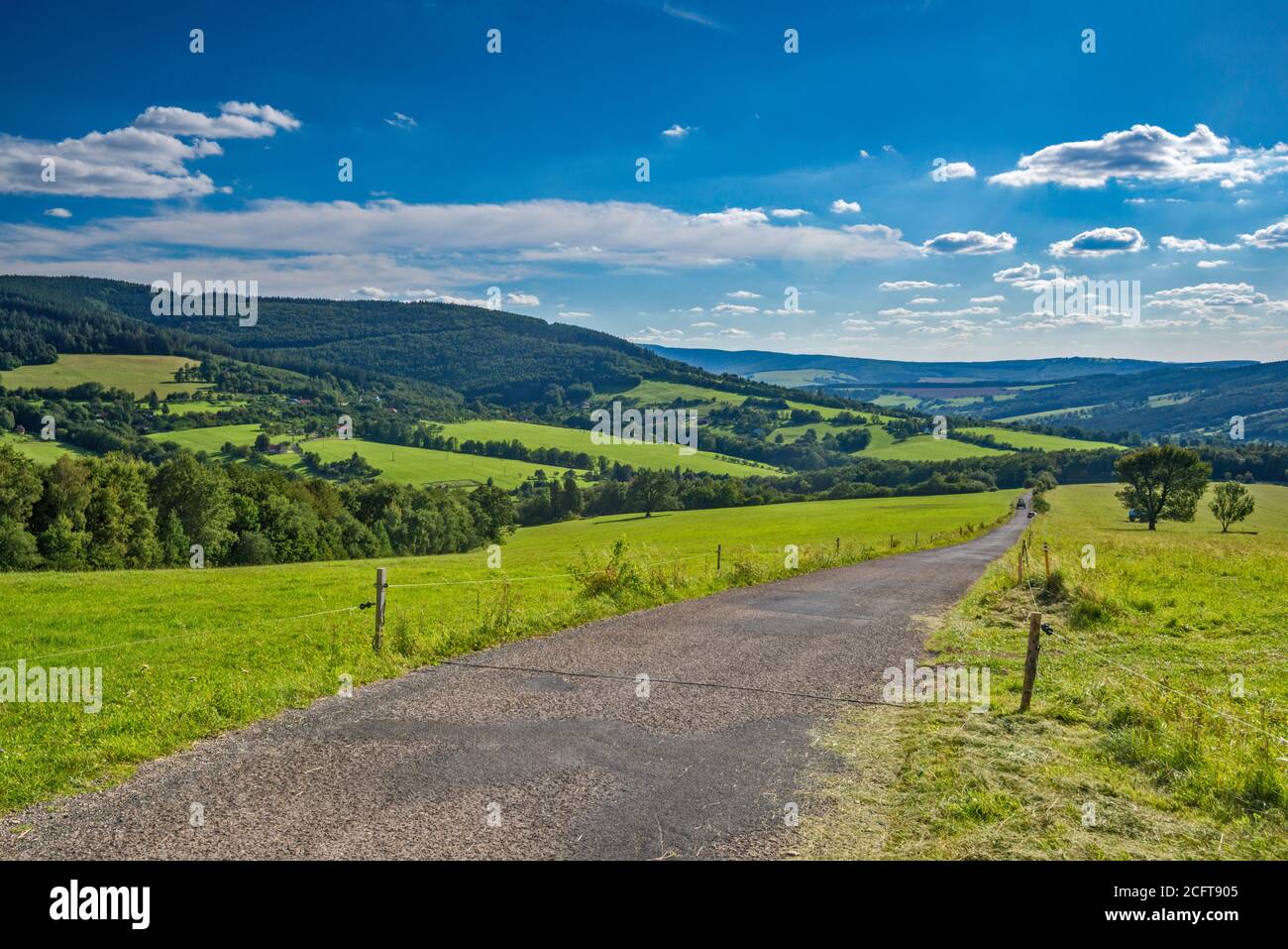 Lokale Straße, Hügel in den Weißen Karpaten, in der Nähe von Dorf Lopenik, Zlin Region, Slovacko (Mährische Slowakei), Tschechische Republik Stockfoto