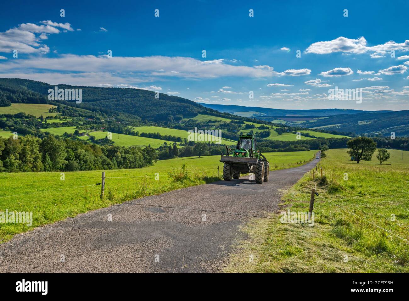 Traktor auf der lokalen Straße, Hügel in den Weißen Karpaten, in der Nähe von Dorf Lopenik, Zlin Region, Slovacko (Mährische Slowakei), Tschechische Republik Stockfoto