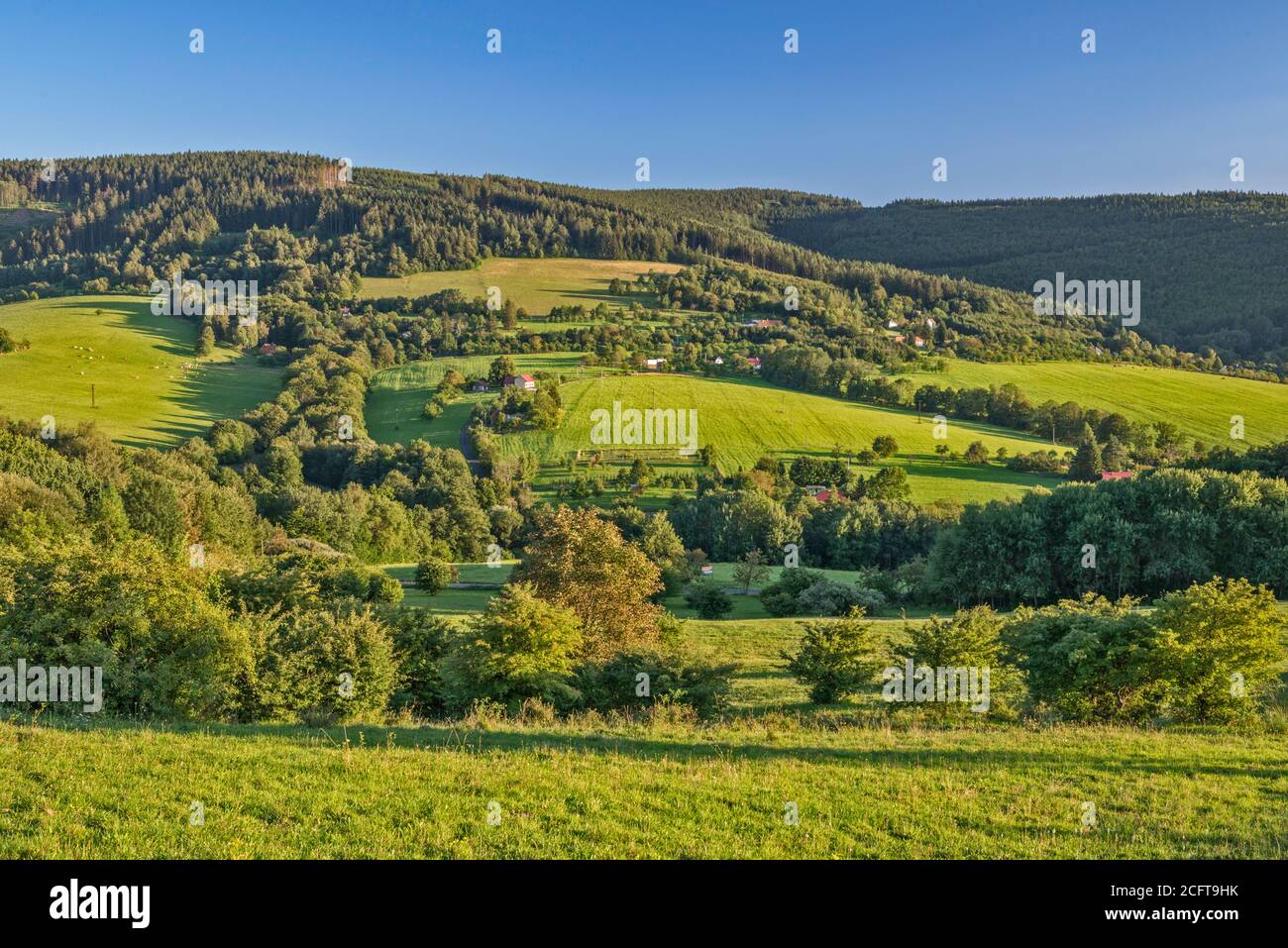 Hügel in den Weißen Karpaten, Blick von der Straße in der Nähe von Dorf Lopenik, Zlin Region, Slovacko (Mährische Slowakei), Tschechische Republik Stockfoto