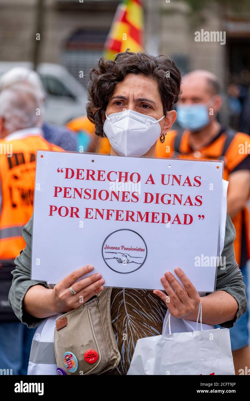 Barcelona, Spanien. September 2020. Eine Protesterin, die eine Gesichtsmaske als vorbeugende Maßnahme trägt, hält während der Demonstration ein Plakat mit ihrer Meinung.die soziale Gruppe der Rentner, die als "Marea pensionista" bekannt ist, nimmt ihre wöchentlichen Demonstrationen auf der Plaza Universidad nach der Haft wegen Covid wieder auf, um eine faire Rente und eine gute öffentliche Gesundheit zu verteidigen. Kredit: SOPA Images Limited/Alamy Live Nachrichten Stockfoto
