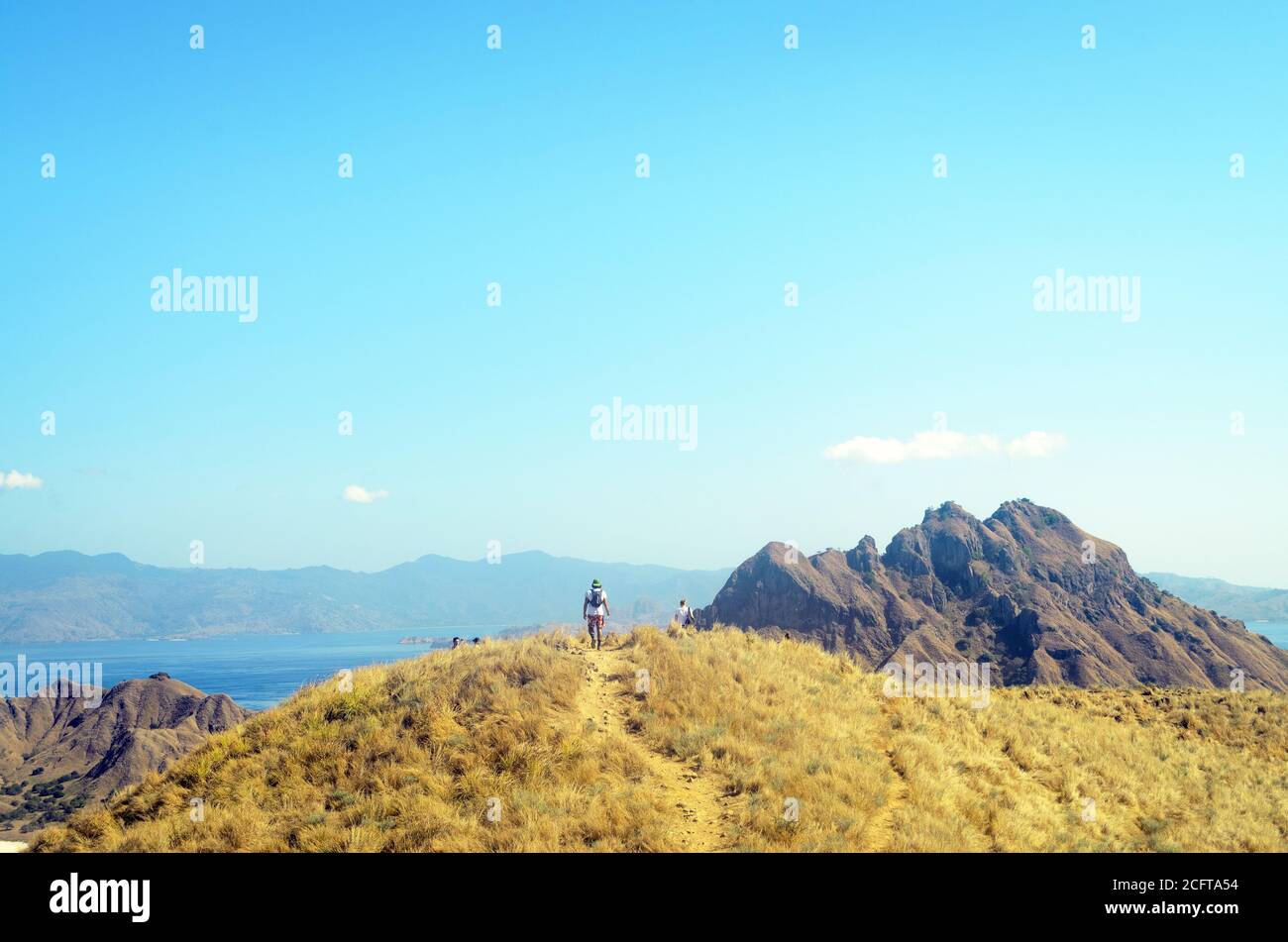 Ein Touristenspaziergang auf dem Gipfel des Hügels, Padar Island, East Nusa Tenggara, Indonesien Stockfoto