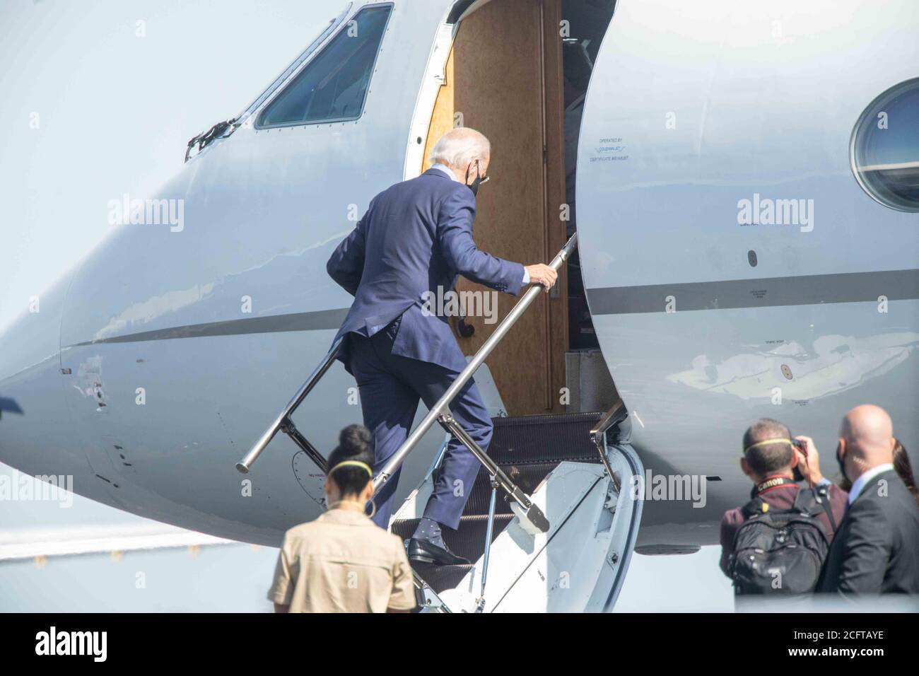 Wilmington, DE, USA. September 2020. Präsidentschaftskandidat Joe Biden wird am Labor Day am Montag, 07. September 2020, in New Castle, DE gesehen, wie er am 1989 Aviation Monday, ï¿¼Atlantic Gulfstream Aerospace G-IV, einstieg. Kredit: Saquan Stimpson/ZUMA Wire/Alamy Live Nachrichten Stockfoto