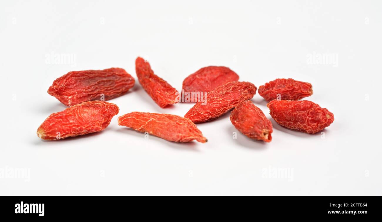 Nahaufnahme von Goji-Beere Wolfberry - Lycium chinense getrocknete Früchte isoliert auf weißem Hintergrund Stockfoto